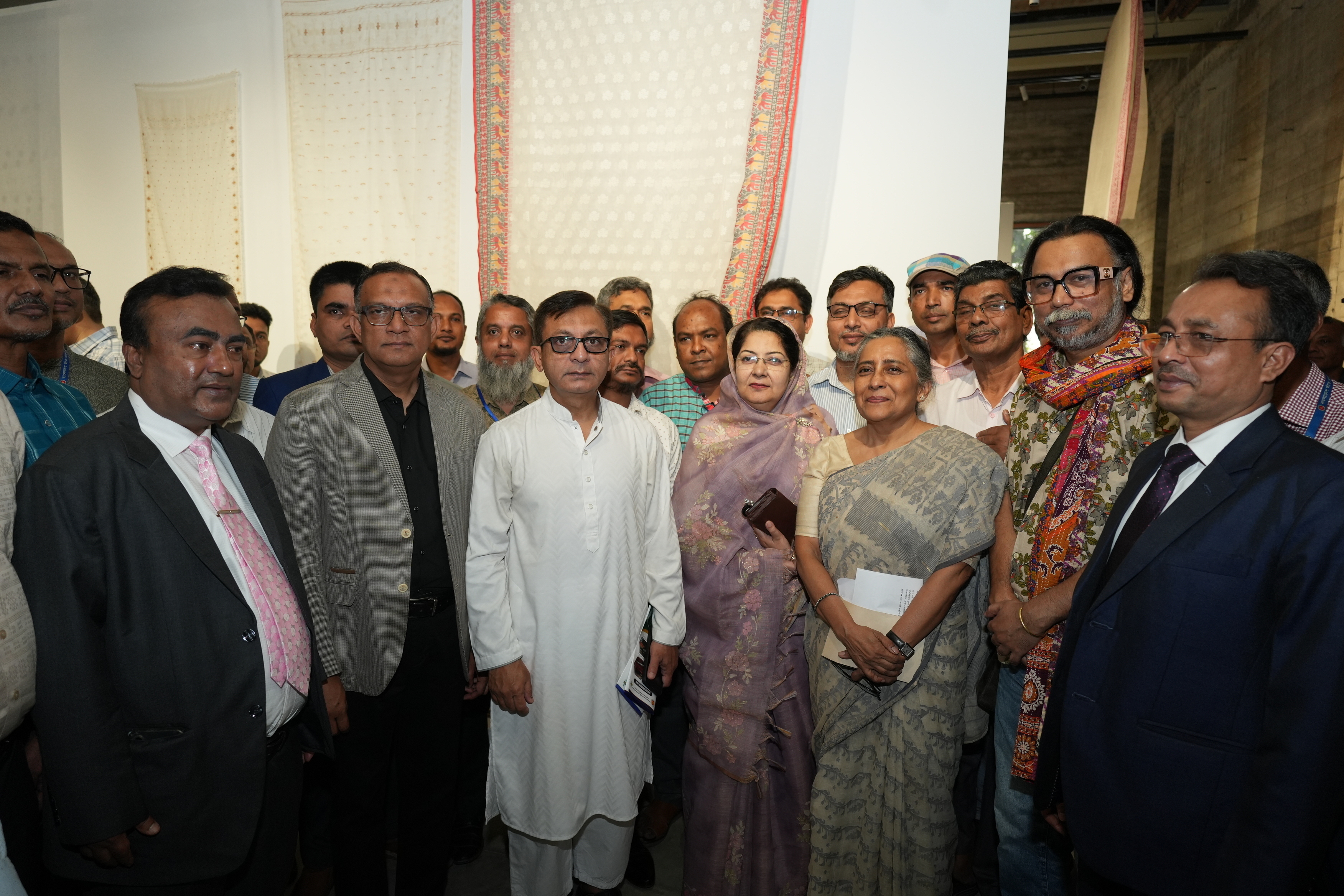 বাংলাদেশ তাঁত বোর্ডের উদ্যোগে এবং বেঙ্গল ফাউন্ডেশনের সহযোগিতায় “বাংলাদেশের ঐতিহ্যবাহী তাঁতশিল্প প্রদর্শনী ও মেলা” পরিদর্শন করেন মাননীয় মন্ত্রী, বস্ত্র ও পাট মন্ত্রণালয় জনাব খন্দকার আব্দুল মুক্তাদির, এমপি মহোদয়