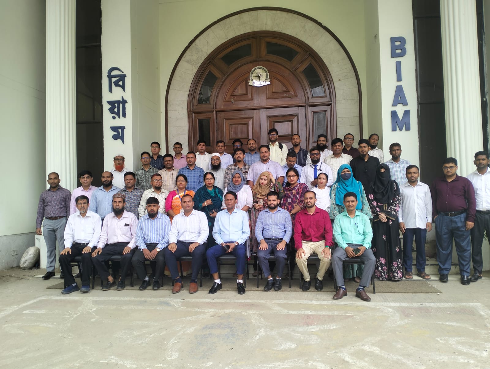 বাতাঁবো কর্তৃক বিয়াম ফাউন্ডেশনে আয়োজিত মাঠ পর্যায়ের কেন্দ্রসমূহের কর্মকর্তা-কর্মচারীদের ডি-নথির ব্যবহার ও বাস্তবায়ন বিষয়ক দক্ষতা উন্নয়ন প্রশিক্ষণে অংশগ্রহণকারীদের গ্রুপ ছবি।
