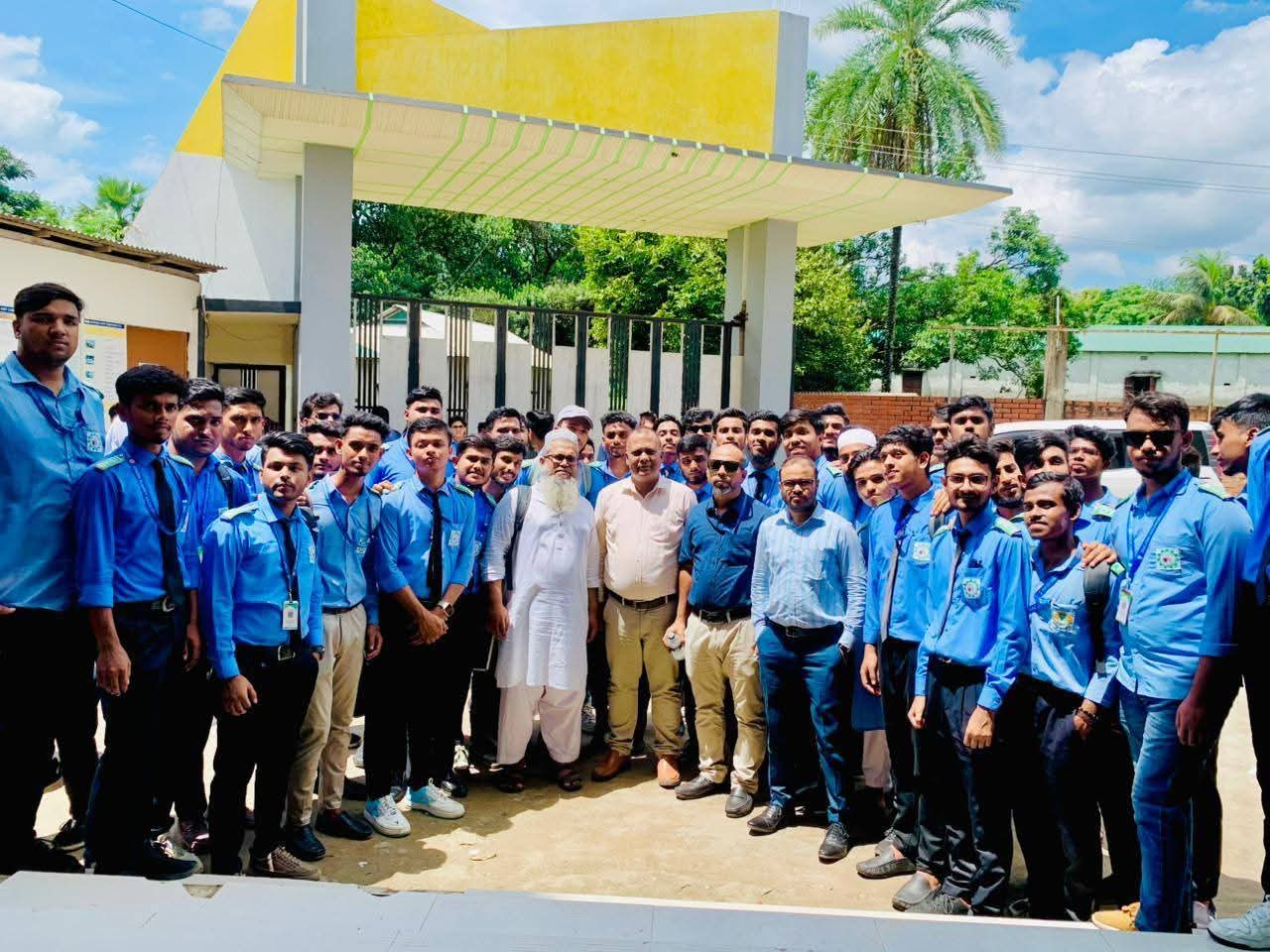 গত ০৩/০৯/২০২৫ খ্রিঃ তারিখে ৬ষ্ঠ পর্বে অধ্যয়নরত সকল বিভাগের শিক্ষার্থীদের Mayesha Knit Composite Ltd. এ ইন্ড্রাস্ট্রিয়াল ভিজিটের খন্ড চিত্র