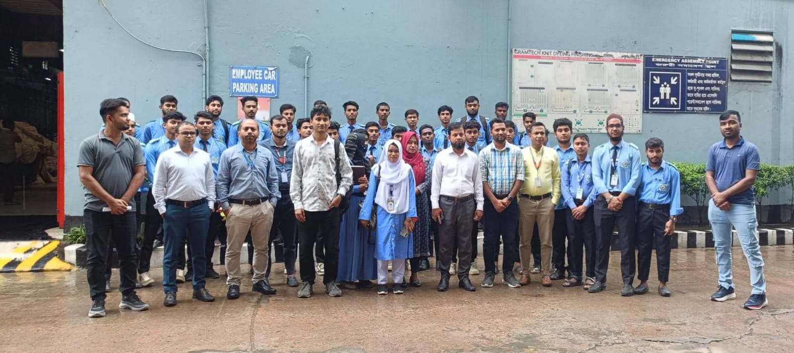 গত ১১/১০/২০২৫ খ্রিঃ তারিখে বাংলাদেশ তাঁত শিক্ষা ও প্রশিক্ষণ ইনস্টিটিউট ও ফ্যাশন ডিজাইন ট্রেনিং ইনস্টিটিউট এর ২য় পর্বে অধ্যয়নরত সকল বিভাগের শিক্ষার্থীদের Gramtech Knit Dyeing, Finishing and Garments Ltd. এ ইন্ড্রাস্ট্রিয়াল ভিজিটের খন্ড চিত্র