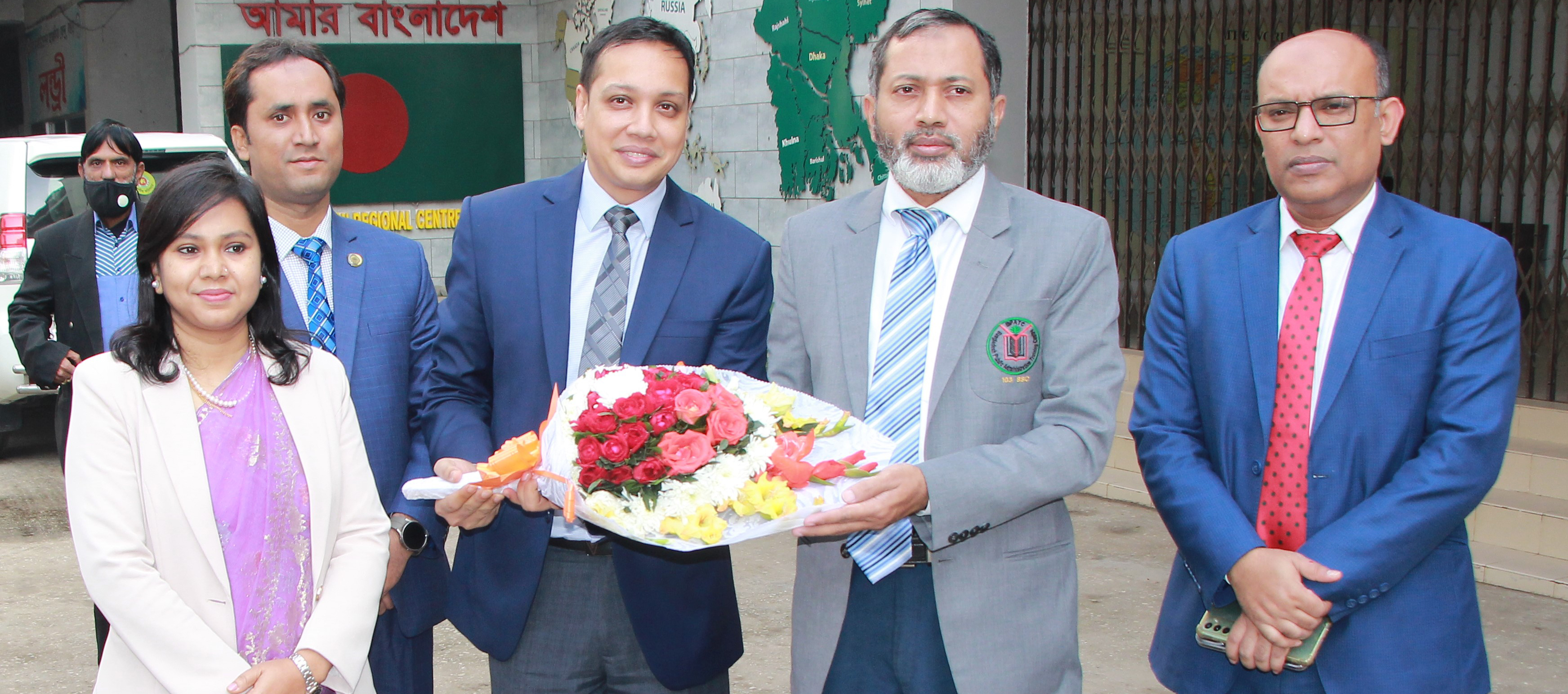 রাজশাহী বিভাগীয় কমিশনার (খোন্দকার আজিম আহমেদ, এনডিসি) স্যারকে বিয়াম পরিবারের পক্ষথেকে স্বাগতম