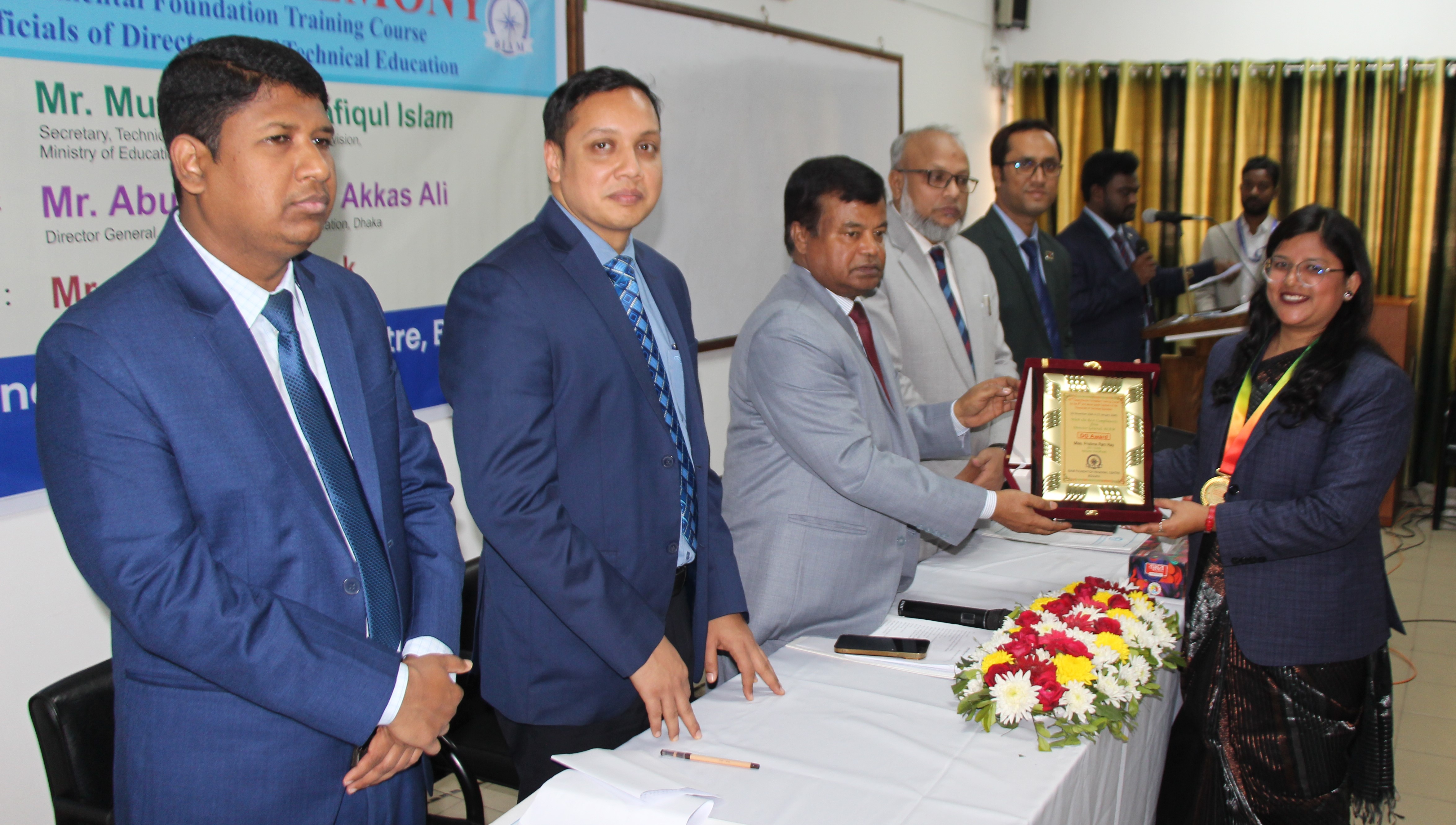 কারিগরি শিক্ষা অধিদপ্তরের ৪২তম বিভাগীয় বুনিয়াদি প্রশিক্ষণ কোর্সের সফল সমাপ্তির স্থির চিত্র