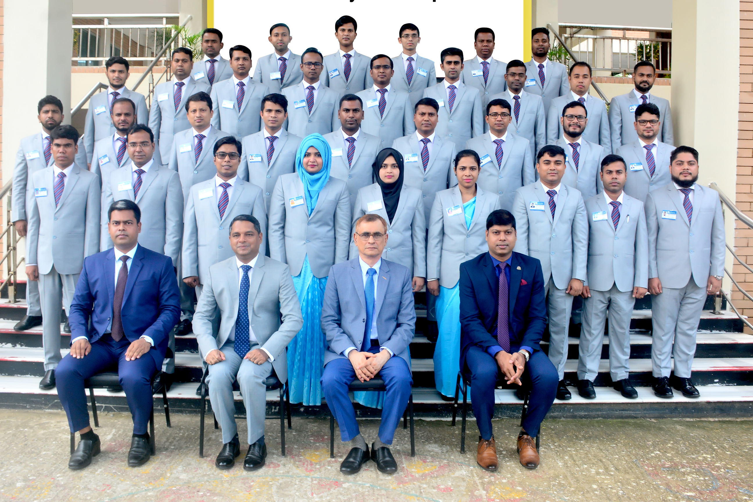 বিয়াম ফাউন্ডেশন এর সম্মানিত মহাপরিচালক জনাব মোঃ মাহবুব-উল-আলম ও অনুষদ সদস্যবৃন্দের সাথে ৬ষ্ঠ মৌলিক প্রশিক্ষণ কোর্স (রাজউক) এর প্রশিক্ষণার্থীবৃন্দ।
