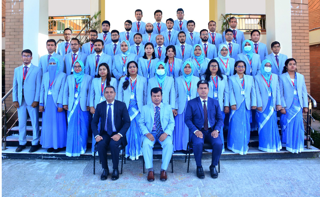 বিয়াম ফাউন্ডেশন এর সম্মানিত মহাপরিচালক জনাব মোঃ আবদুল মালেক ও অনুষদ সদস্যবৃন্দের সাথে ২৩তম বিশেষ বুনিয়াদি প্রশিক্ষণ কোর্স (স্বাস্থ্য ক্যাডার) এর প্রশিক্ষণার্থীবৃন্দ।