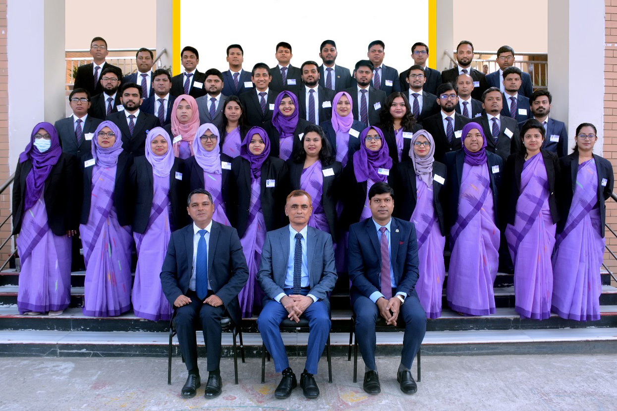 বিয়াম ফাউন্ডেশন এর সম্মানিত মহাপরিচালক জনাব মোঃ মাহবুব-উল-আলম ও অনুষদ সদস্যবৃন্দের সাথে ২১তম বিশেষ বুনিয়াদি প্রশিক্ষণ কোর্স (স্বাস্থ্য ক্যাডার) এর প্রশিক্ষণার্থীবৃন্দ।