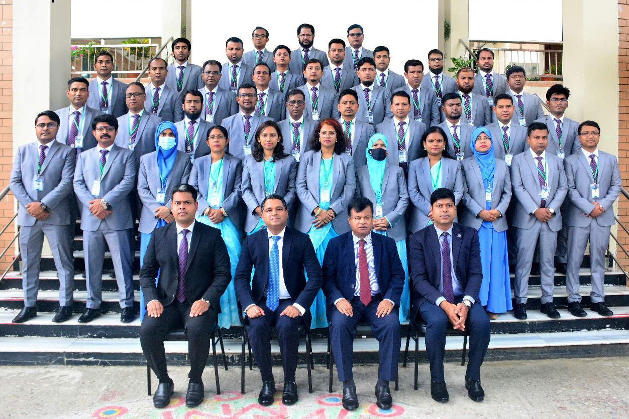 বিয়াম ফাউন্ডেশন এর সম্মানিত মহাপরিচালক জনাব মোঃ আবদুল মালেক ও অনুষদ সদস্যবৃন্দের সাথে ৩৪তম বিভাগীয় বুনিয়াদি প্রশিক্ষণ কোর্স (কারিগরি শিক্ষা অধিদপ্তর) এর প্রশিক্ষণার্থীবৃন্দ।