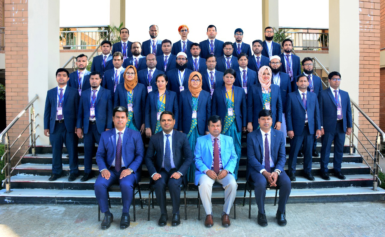 বিয়াম ফাউন্ডেশন এর সম্মানিত মহাপরিচালক জনাব মোঃ আবদুল মালেক ও অনুষদ সদস্যবৃন্দের সাথে ৩৩তম বিভাগীয় বুনিয়াদি প্রশিক্ষণ কোর্স (কারিগরি শিক্ষা অধিদপ্তর) এর প্রশিক্ষণার্থীবৃন্দ।