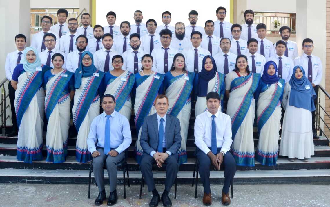 বিয়াম ফাউন্ডেশন এর সম্মানিত মহাপরিচালক জনাব মোঃ মাহবুব-উল-আলম ও অনুষদ সদস্যবৃন্দের সাথে ২২তম বিশেষ বুনিয়াদি প্রশিক্ষণ কোর্স (স্বাস্থ্য ক্যাডার) এর প্রশিক্ষণার্থীবৃন্দ।