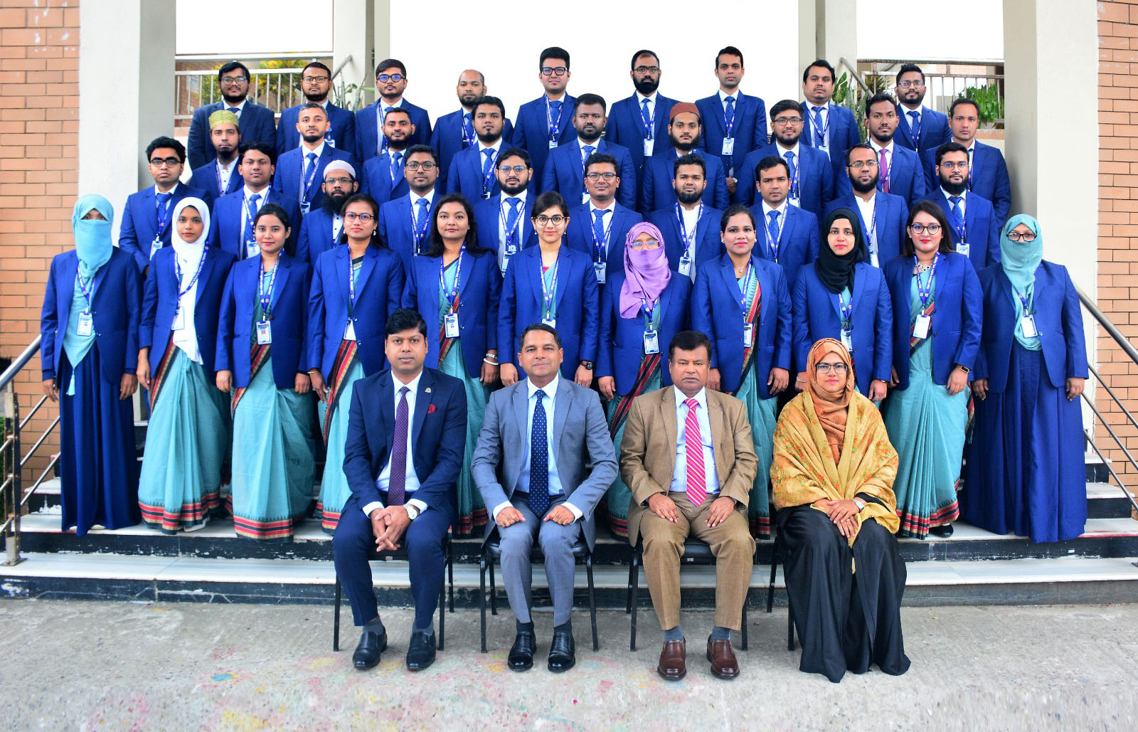 বিয়াম ফাউন্ডেশন এর সম্মানিত মহাপরিচালক জনাব মোঃ আবদুল মালেক ও অনুষদ সদস্যবৃন্দের সাথে ২৪তম বিশেষ বুনিয়াদি প্রশিক্ষণ কোর্স (স্বাস্থ্য ক্যাডার) এর প্রশিক্ষণার্থীবৃন্দ।