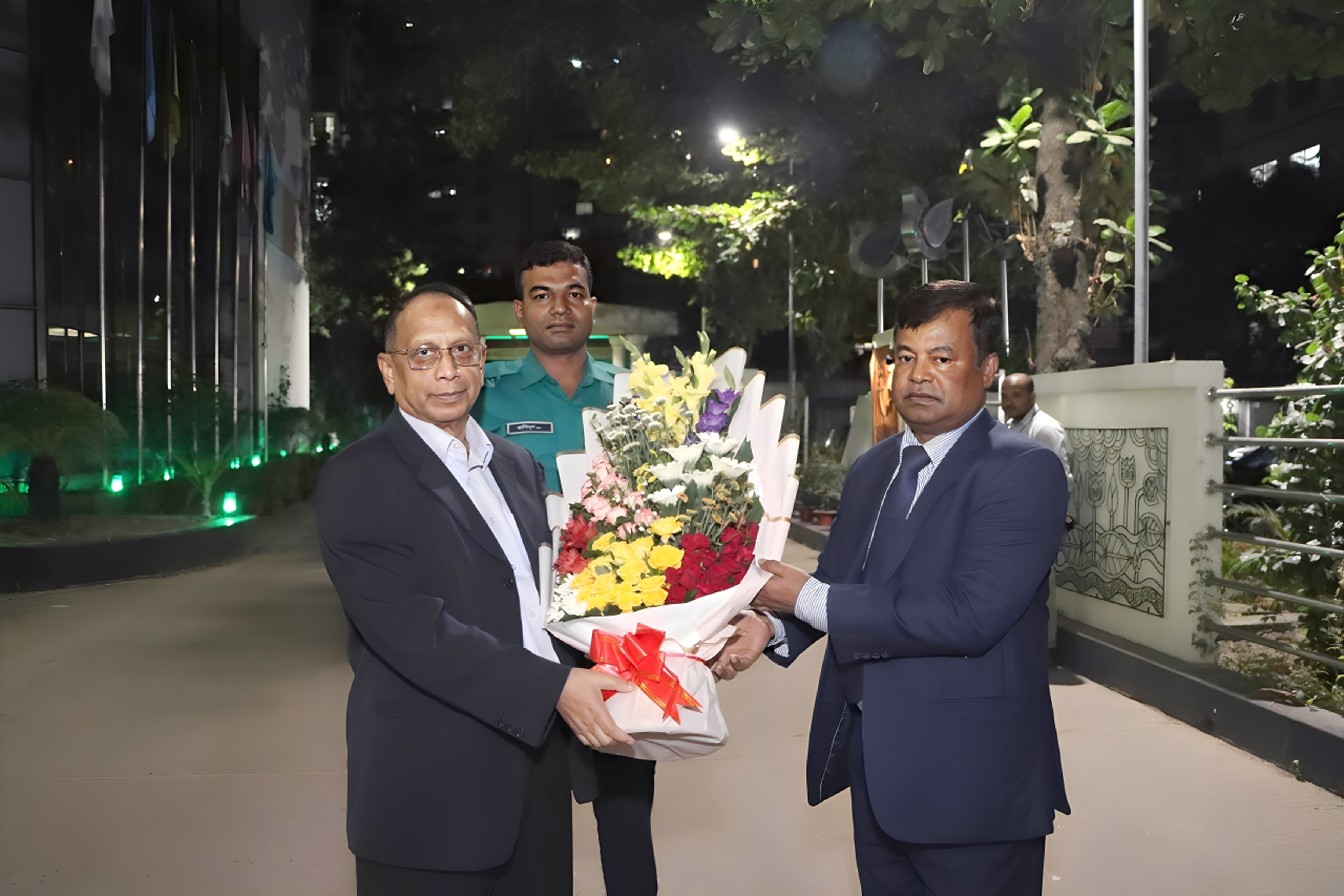 সিনিয়র সচিব, জনপ্রশাসন মন্ত্রণালয় মহোদয়কে বিয়ামে আগমন উপলক্ষে ফুলেল শুভেচছা।