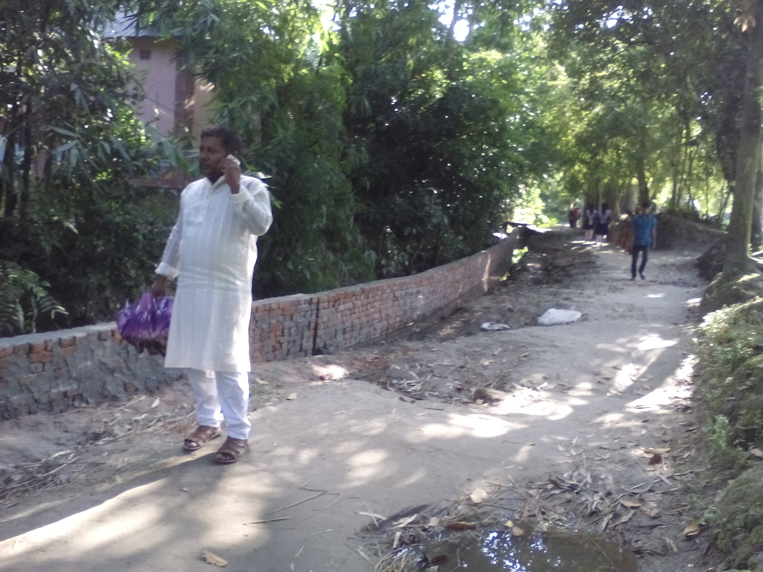 বিদ্যাকুট হুবির বাড়ি হইতে হাসিমের বাড়ি পর্যন্ত রাস্তা রক্ষার্থে রিটেইনিং ওয়াল নির্মান