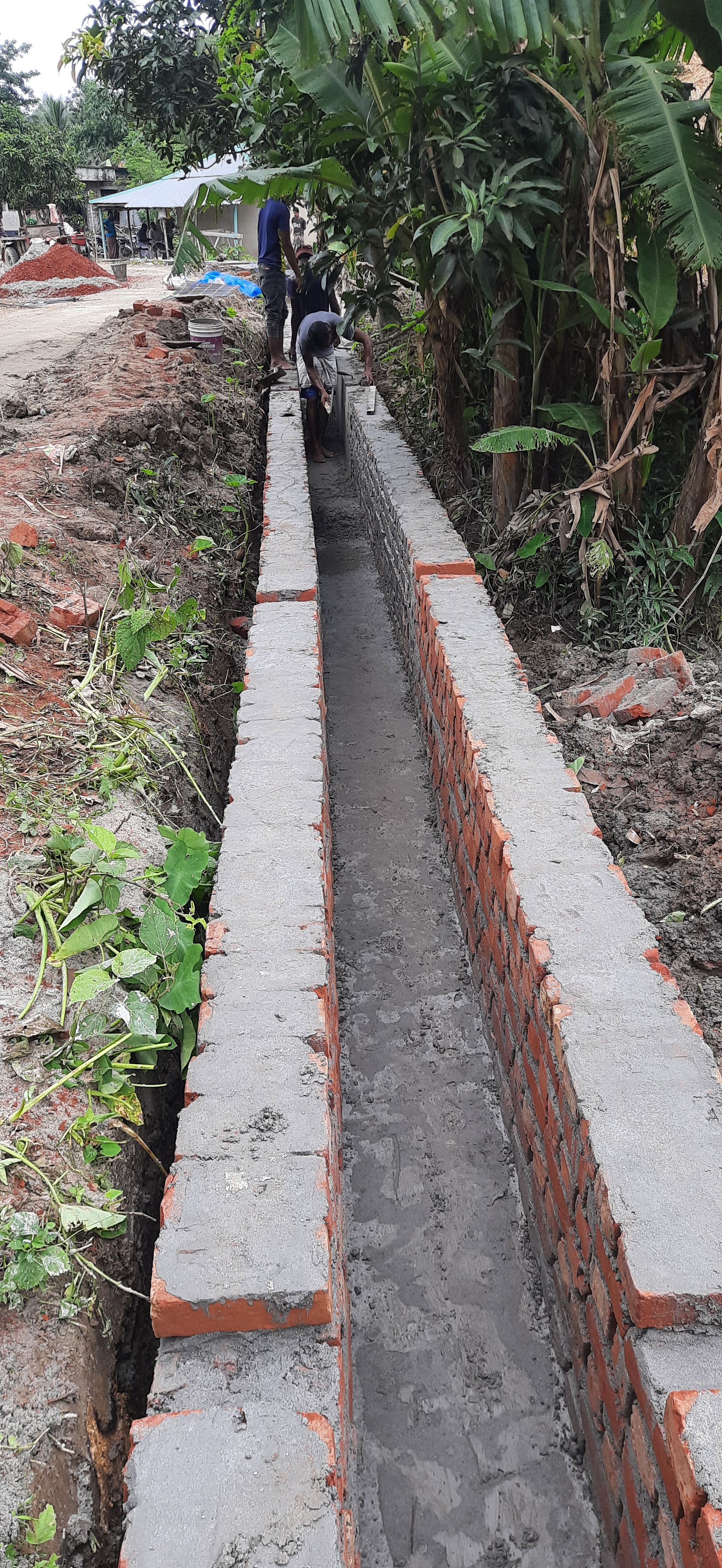 করমজি মৌজায় মামুনের দোকানের সামনে হতে হামিদুলের বাড়ীর অভিমূখে স্লাবযুক্ত ড্রেন নির্মাণ