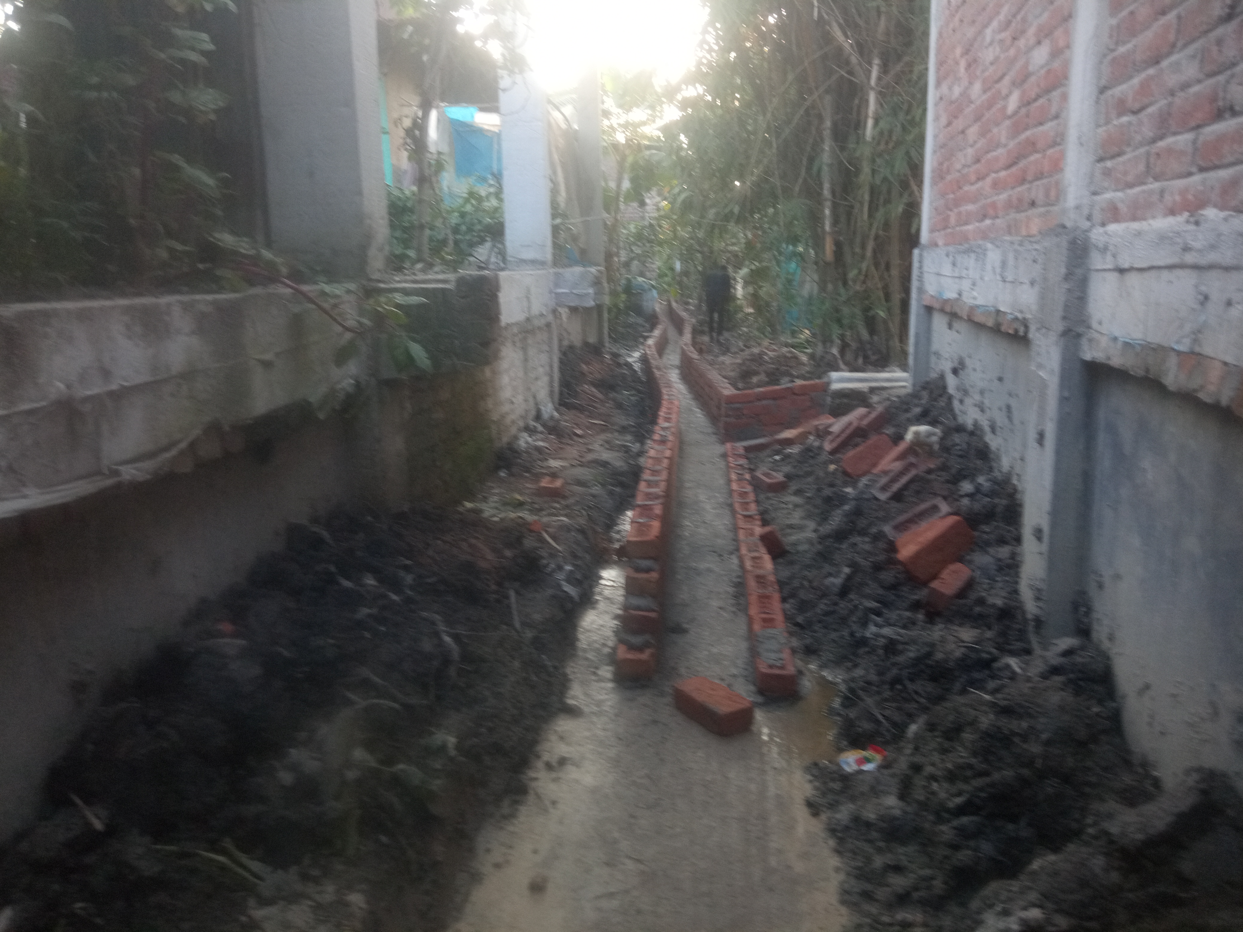 চাপড়া সামাদ সরকার এর বাড়ির খলার কোনা হতে বাবলুর বাড়ির পিছনের অভিমুখে স্লাব যুক্ত ড্রেন নির্মাণ।