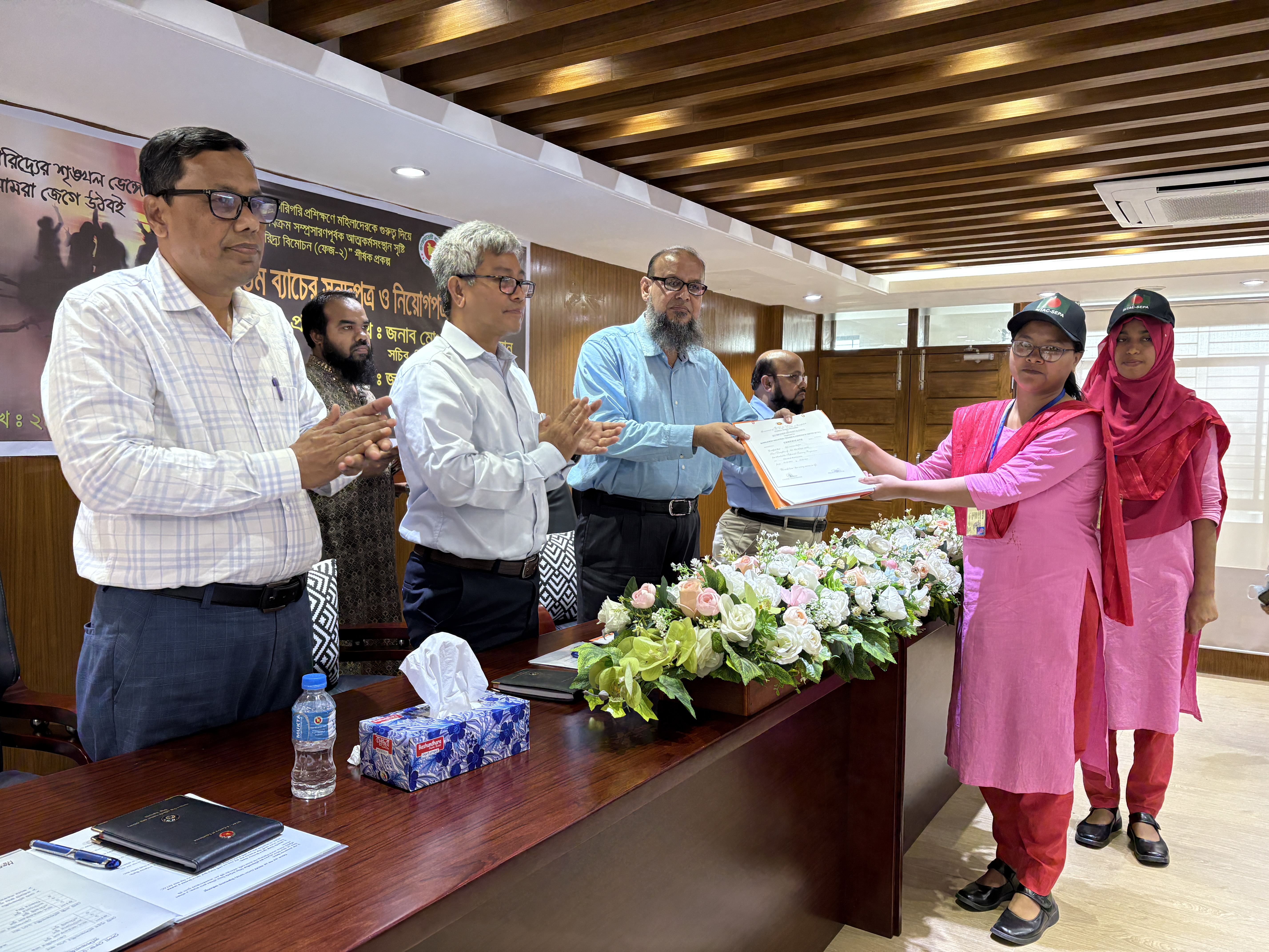 জনাব মোঃ ওবায়দুর রহমান, সচিব, শিল্প মন্ত্রণালয় কর্তৃক সেপা ফেজ-২ প্রকল্পের ১৬তম ব্যাচের প্রশিক্ষণার্থীদের মাঝে সনদপত্র ও নিয়োগপত্র প্রদান।