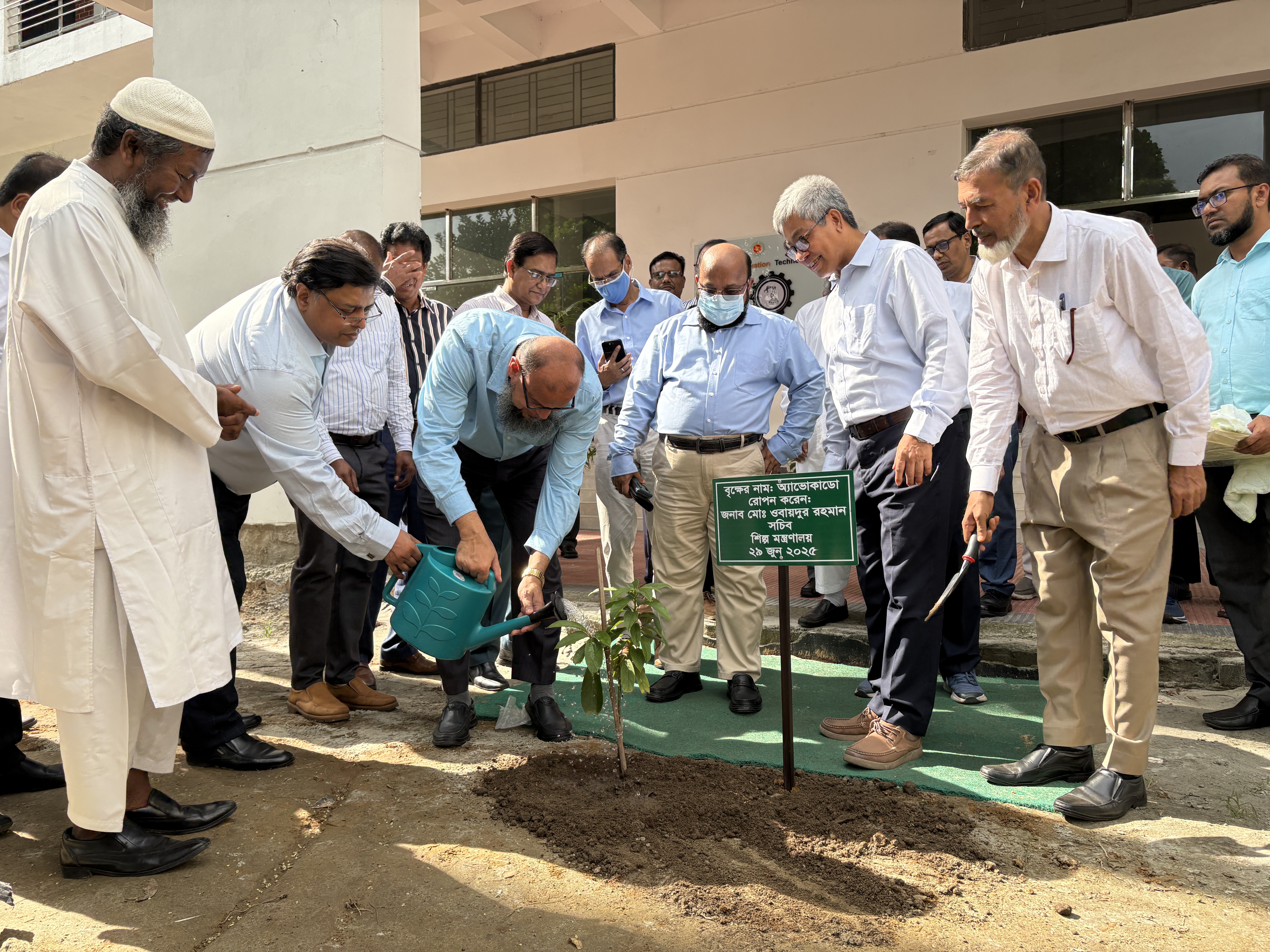 বিটাক ঢাকা কেন্দ্র পরিদর্শনকালে বৃক্ষ রোপন করেন জনাব মোঃ ওবায়দুর রহমান, সচিব, শিল্প মন্ত্রণালয়।