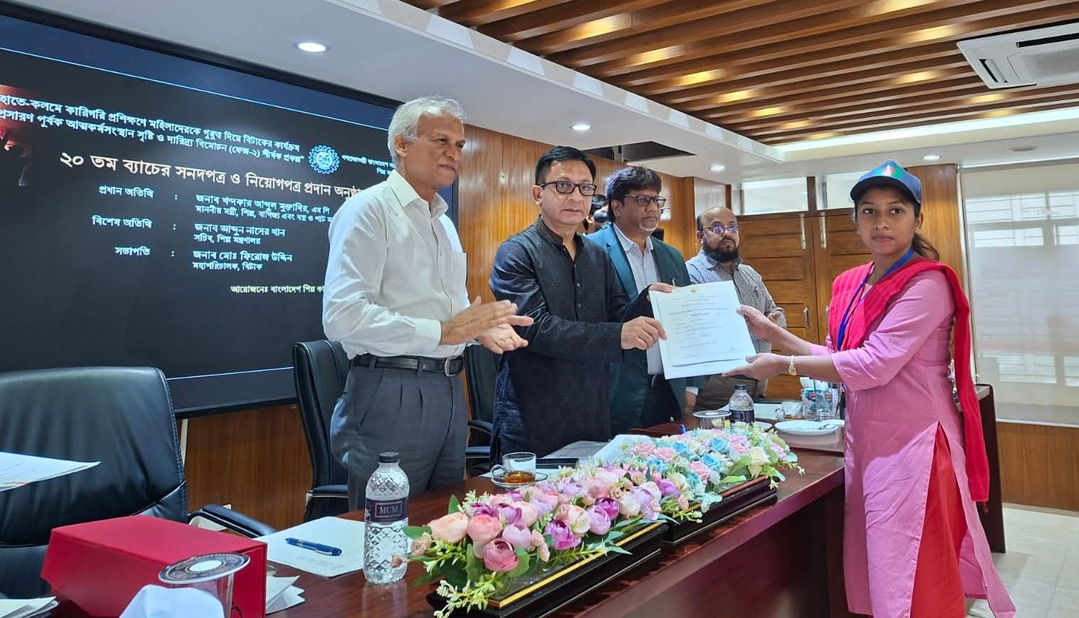 মাননীয় শিল্পমন্ত্রী কর্তৃক সেপা ফেজ-২ প্রকল্পের ২০তম ব্যাচের প্রশিক্ষণার্থীদের সনদ ও নিয়োগ পত্র প্রদান।