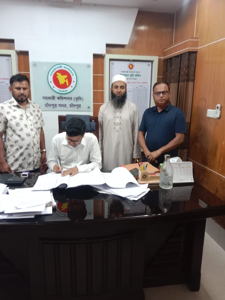 চাঁদপুর ডিভিশনের আওতাধীন আলুবাজার নদী বন্দরের চাঁদপুর অংশের (প্রথম পর্যায়ে) যৌথ জরিপ কাজ সম্পন্ন করে প্রণীত ম্যাপে আজ সহকারী কমিশনার ( ভূমি)চাঁদপুর সদর, রেভিনিউ ডেপুটি কালেক্টর এবং অতিরিক্ত জেলা প্রশাসক, চাঁদপুর কর্তৃক স্বাক্ষর গ্রহণ সম্পন্ন হয়েছে।