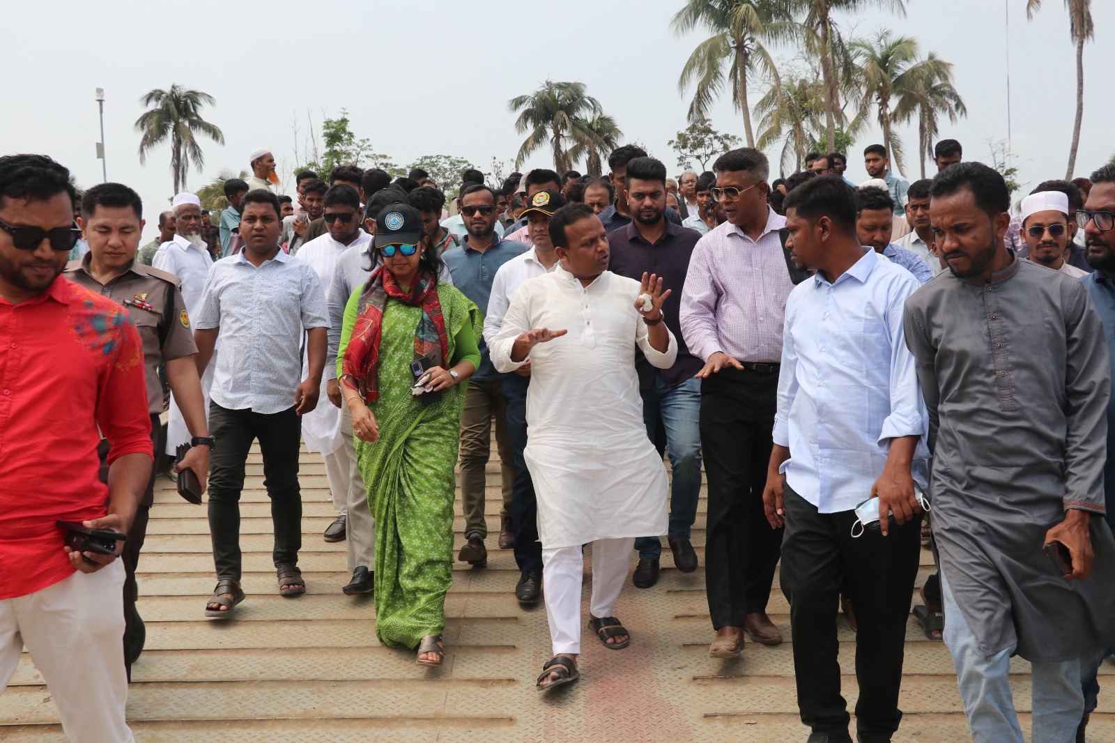 হাতিয়ার নলচিরা ও চেয়ারম্যান ঘাট পরিদর্শন করছেন মাননীয় নৌপরিবহন প্রতিমন্ত্রী মোঃ রাজিব আহসান এমপি। এ সময় নৌপরিবহন সচিব ড.নূরুন্নাহার চৌধুরী সহ বিআইডব্লিউটিএ’এর চেয়ারম্যান রিয়ার এডমিরাল আরিফ আহমেদ মোস্তফা উপস্থিত ছিলেন।
