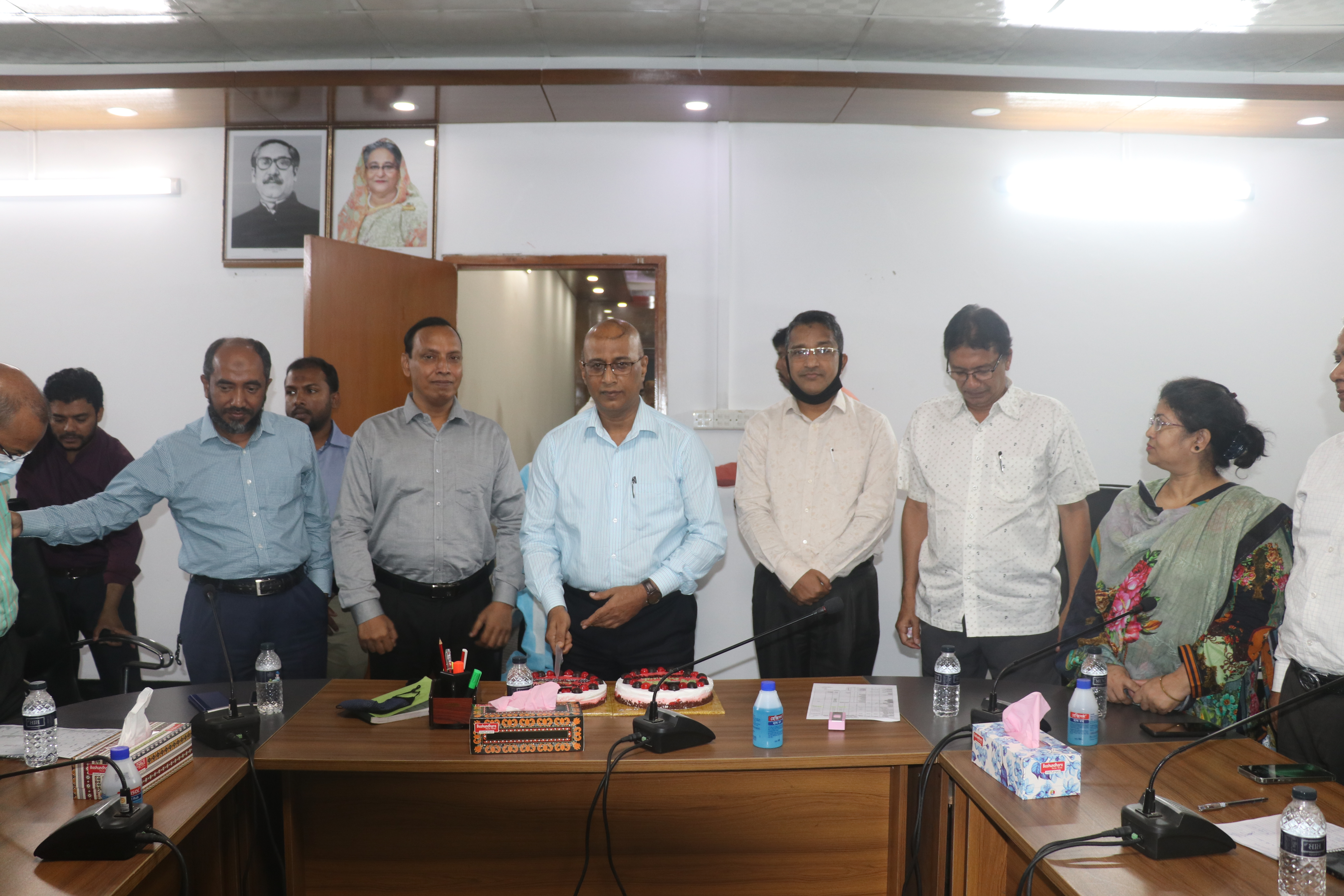 ৮ মে ২০২২ সংস্থার বোর্ড সভায় ঈদপুনর্মিলনী অনুষ্ঠানে মাননীয় চেয়ারম্যান জনাব আহমদ শামী আল রাজী (অতিরিক্ত সচিব), সংস্থার সকল পরিচালক ও কর্মকর্তাদের নিয়ে কেক কাটছেন।