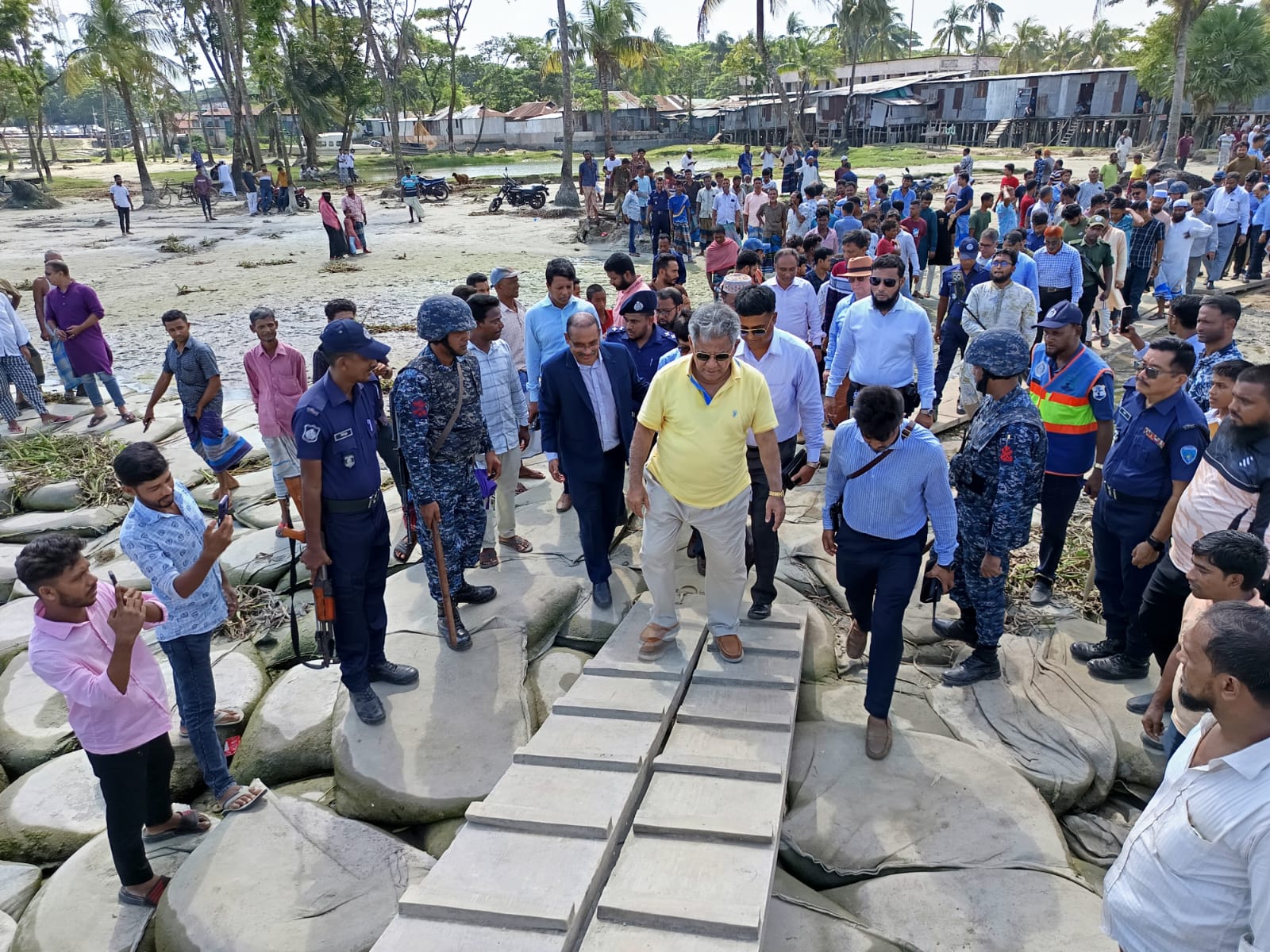 গত ২৮.১০.২০২৫ খ্রিঃ তারিখে নৌপরিবহন এবং শ্রম ও কর্মসংস্থান মন্ত্রণালয়ের মাননীয় উপদেষ্টা ব্রিগেডিয়ার জেনারেল অবঃ এম সাখাওয়াত হোসেন নোয়াখালী জেলার হাতিয়ার নলচিড়া ঘাট পরিদর্শন করেন। পরিদর্শনকালীন সময়ে বিআইডব্লিউটিসি'র চেয়ারম্যান মোঃ সলিম উল্লাহ মহোদয় উপস্থিত ছিলেন।