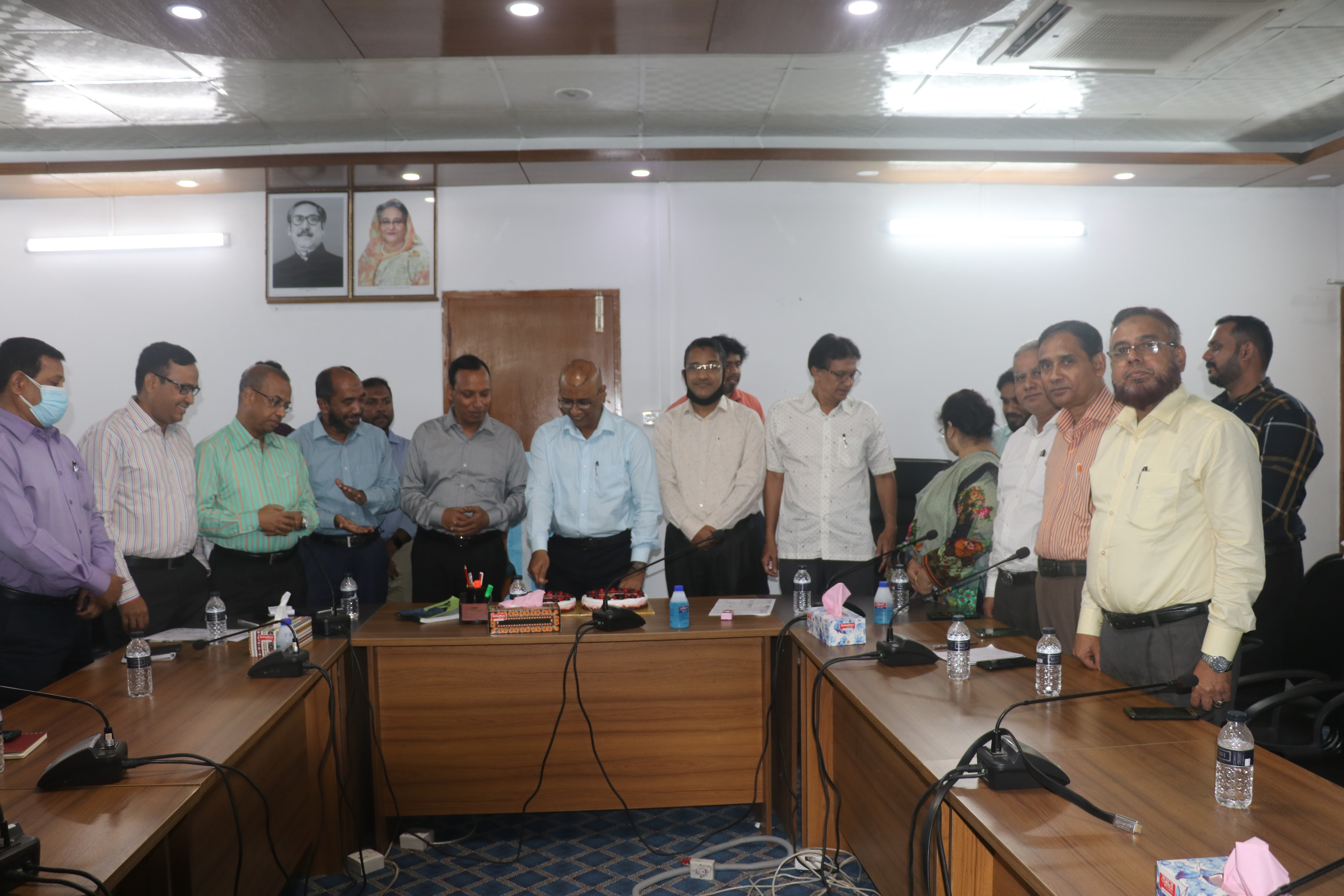 ৮ মে ২০২২ সংস্থার বোর্ড সভায় ঈদপুনর্মিলনী অনুষ্ঠানে মাননীয় চেয়ারম্যান জনাব আহমদ শামী আল রাজী (অতিরিক্ত সচিব), সংস্থার সকল পরিচালক ও কর্মকর্তাদের নিয়ে কেক কাটছেন।