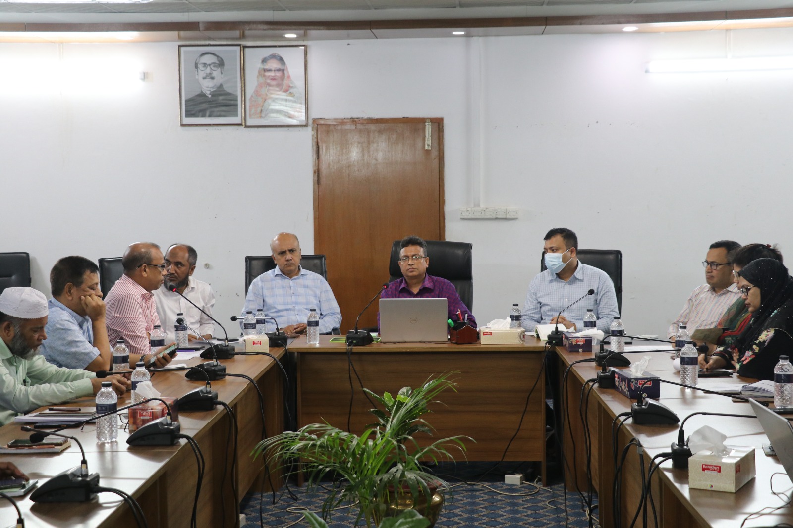 সংস্থার চেয়ারম্যান মহোদয় এ-র সভাপতিত্বে সম্মেলন কক্ষে ঈদের শুভেচ্ছা বিনিময় ও পর্যালোচনা সভা অনুষ্ঠিত হয়। উক্ত সভায় সম্মানিত পরিচালক বৃন্দ এবং বিভাগীয় প্রধানগণ উপস্থিত ছিলেন। এছাড়াও আঞ্চলিক কার্যালয়ের কর্মকর্তাগণ জুম এ সংযুক্ত ছিলেন।
