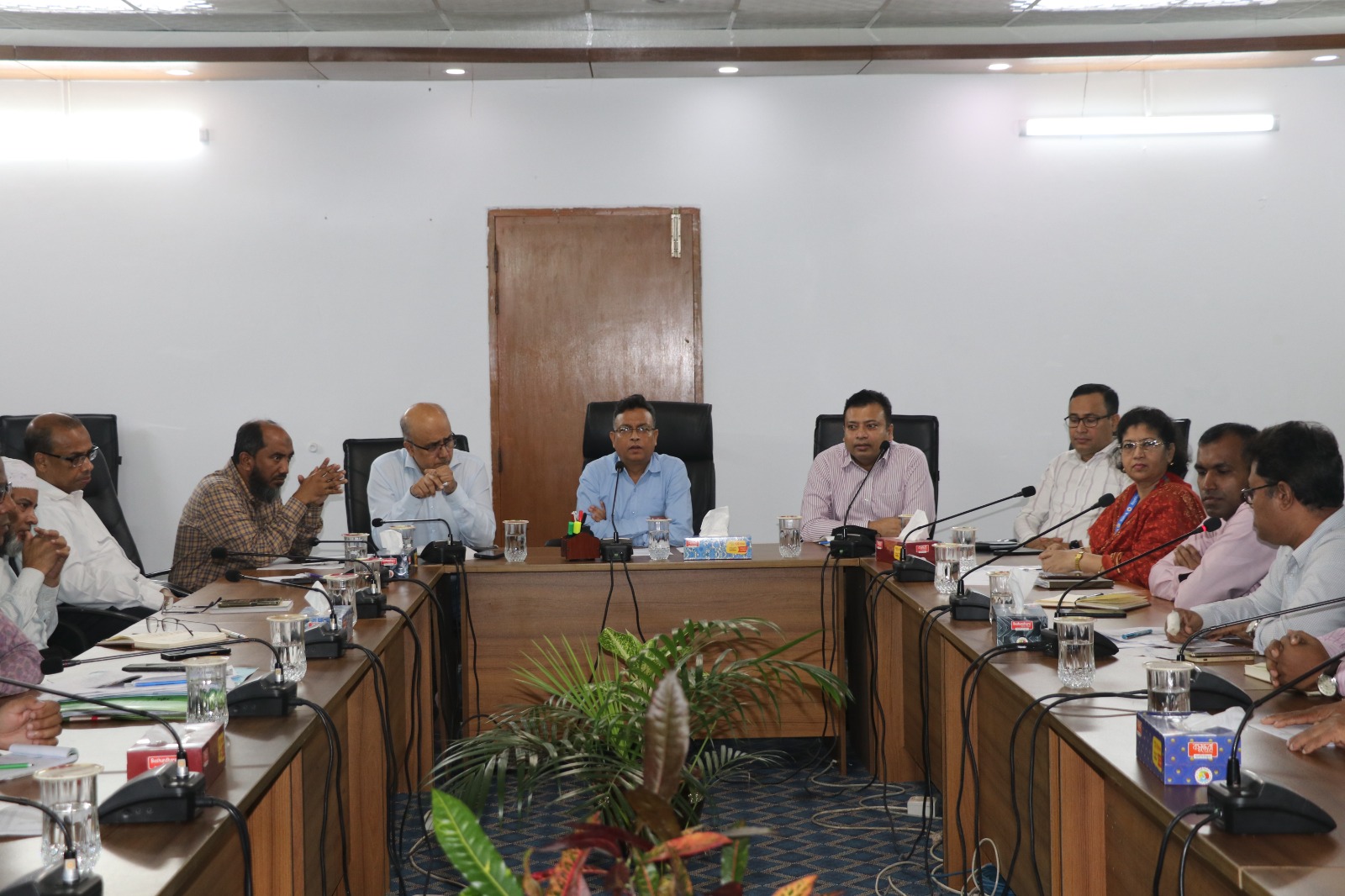 বিআইডব্লিউটিসি'র ডকইয়ার্ডগুলোর সার্বিক নিরাপত্তা নিশ্চিত করতে ১৭ সেপ্টেম্বর ২০২৪ সম্মেলন কক্ষে সংস্থার চেয়ারম্যান ড.এ কে এম মতিউর রহমানের সভাপতিত্বে আলোচনা সভা অনুষ্ঠিত হয়।সভায় পরিচালক,মহাব্যবস্হাপক ও বিভিন্ন ডকইয়ার্ডের উর্ধতন কর্মকর্তাবৃন্দ উপস্থিত ছিলেন। চেয়ারম্যান মহোদয় সাম্প্রতিক সময়ে ডকইয়ার্ডগুলোতে সংঘটিত চুরিসহ বিভিন্ন দূর্ঘটনার পরিপ্রেক্ষিতে ভবিষ্যতে প্রতিরোধ ব্যবস্হা গ্রহনের জন্য আনসার ও নিরাপত্তা কর্মীদের যথাযথ দায়িত্ব পালনের আহবান জানান।এ জন্য প্রয়োজনীয় নিরাপত্তা কর্মী নিয়োজিতকরণ ও লজিসট্রিক সাপোর্ট প্রদানের জন্য সংশ্লিষ্ট কর্মকর্তাদের নির্দেশ দেন