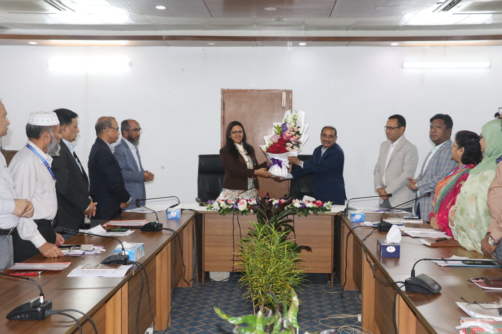 নৌপরিবহন মন্ত্রণালয়ের সচিব ড. নূরুন্নাহার চৌধুরী গত ২৪ নভেম্বর২০২৫ বিআইডব্লিউটিসি'র প্রধান কার্যালয় পরিদর্শন ও মতবিনিময় সভা করেন। উক্ত সভায় সংস্থার সম্মানিত চেয়ারম্যান জনাব মোঃ সলিম উল্লাহ মহোদয়,সকল পরিচালকবৃন্দ,বিভিন্ন বিভাগের কর্মকর্তা-কর্মচারীগণ ও বিআইডব্লিউটিসি'র এমপ্লয়ীজ ইউনিয়নের নেতৃবৃন্দ উপস্থিত ছিলেন।