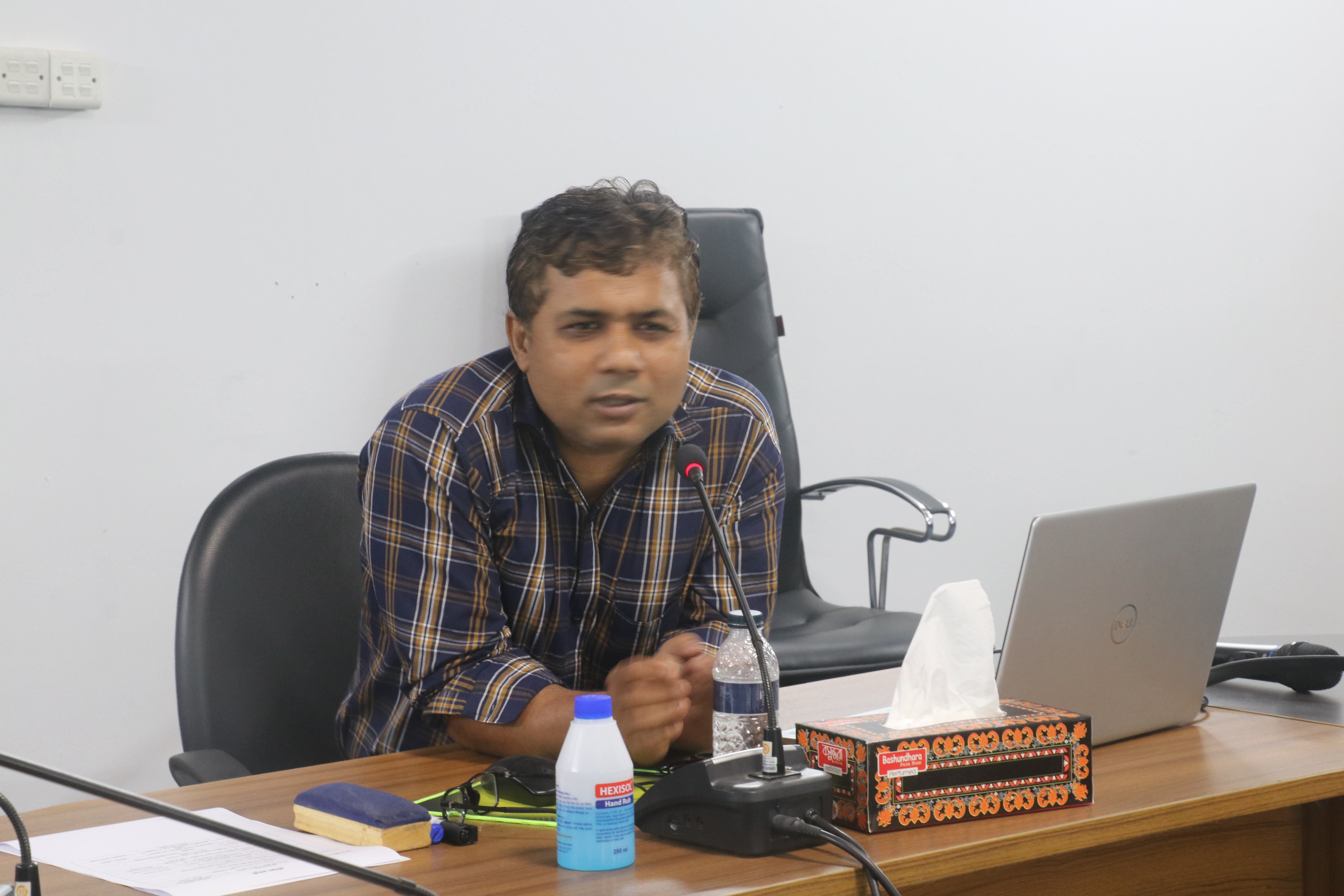 ওএসিটি নিয়োগকৃতদের প্রশিক্ষণ দিচ্ছেন এটিএম জসিমউদ্দিন, সিস্টেম এনালিস্ট