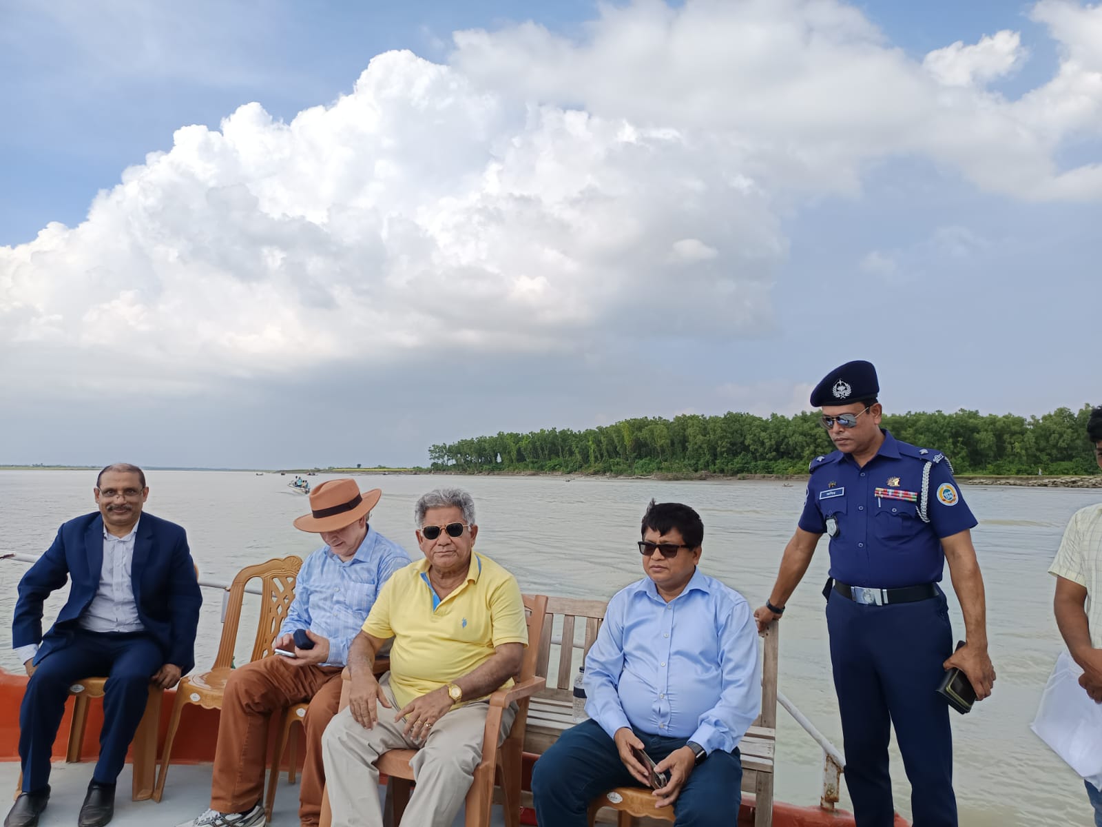 গত ২৮.১০.২০২৫ খ্রিঃ তারিখে নৌপরিবহন এবং শ্রম ও কর্মসংস্থান মন্ত্রণালয়ের মাননীয় উপদেষ্টা ব্রিগেডিয়ার জেনারেল অবঃ এম সাখাওয়াত হোসেন নোয়াখালী জেলার হাতিয়ার নলচিড়া ঘাট পরিদর্শন করেন। পরিদর্শনকালীন সময়ে বিআইডব্লিউটিসি'র চেয়ারম্যান মোঃ সলিম উল্লাহ মহোদয় উপস্থিত ছিলেন।
