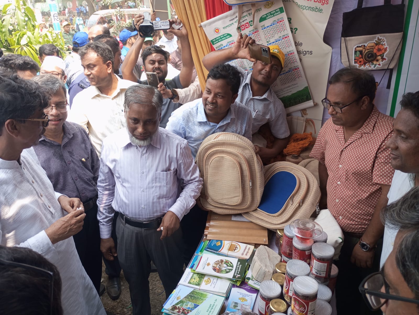 মাননীয় কৃষি মন্ত্রী মহোদয়েরপাট গবেষণা আঞ্চলিক কেন্দ্র, চান্দিনা, কুমিল্লার কৃষি মেলার স্টল পরিদর্শন