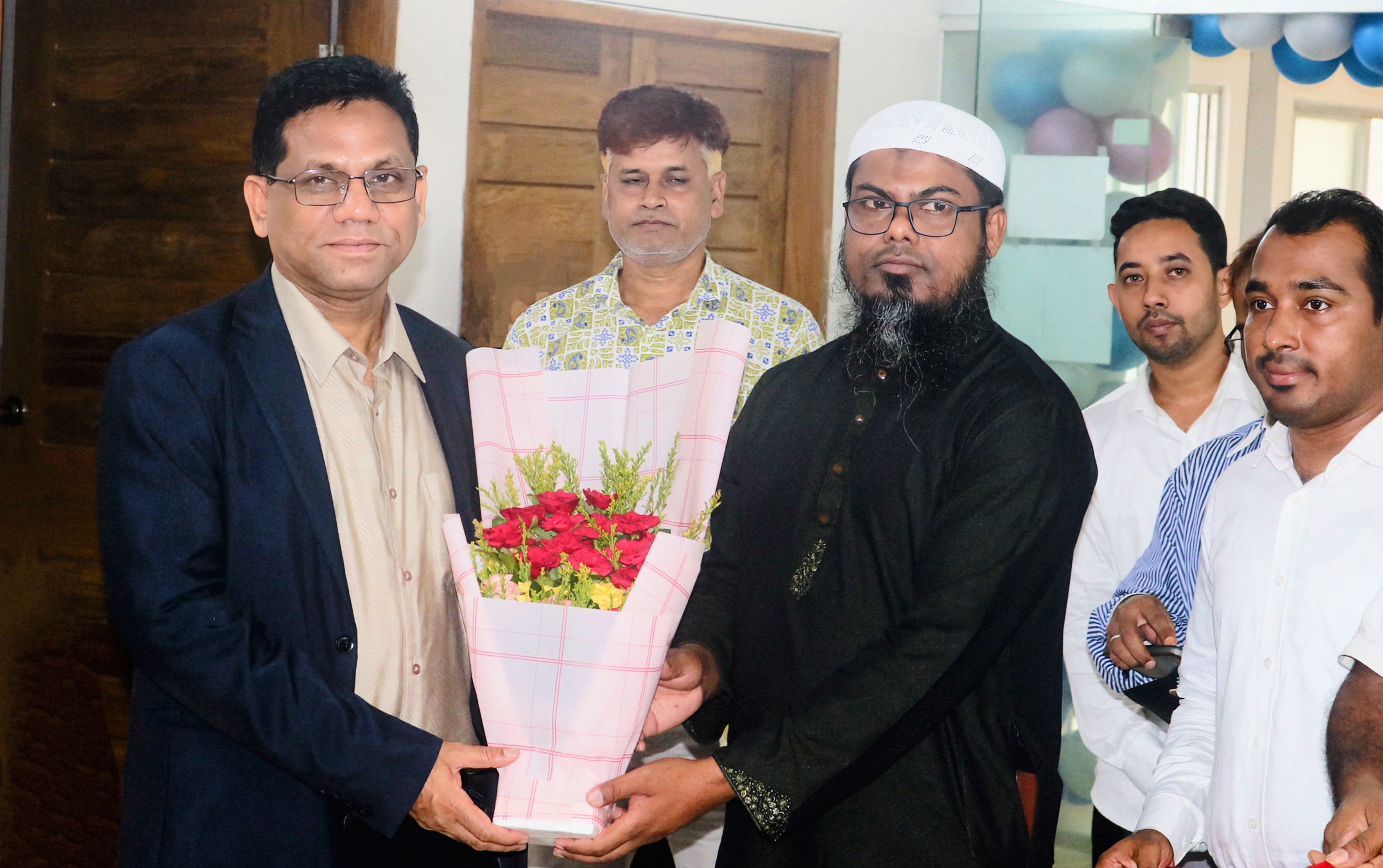 বাংলাদেশ কর্মচারী কল্যাণ বোর্ড, বিভাগীয় কার্যালয় খুলনা এর সেবা সপ্তাহ উদ্বোধন, হেল্প ডেস্ক পরিদর্শন এবং অভ্যন্তরীন প্রশিক্ষণের সেশন পরিচালনা করেন বিভাগীয় কমিশনার মহোদয়, মোঃ ফিরোজ সরকার।