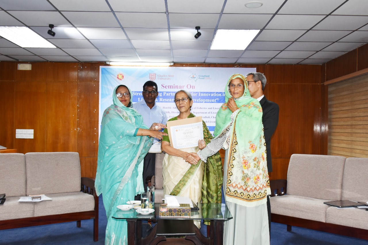 বিএলআরআই কর্তৃক আয়োজিত “Feed Based Training for Livestock Services Extension Staff, Co-Operatives and Individual Farmers” শীর্ষক প্রশিক্ষণের প্রশিক্ষাণার্থীদের মাঝে সনদ বিতরণ করেন মৎস্য ও প্রাণিসম্পদ মন্ত্রণালয়ের মাননীয় উপদেষ্টা ফরিদা আখতার