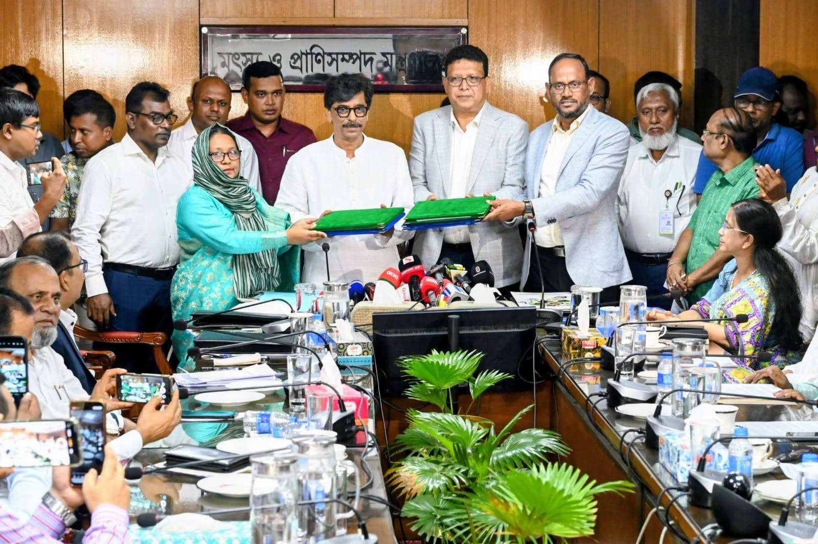 বিএলআরআই উদ্ভাবিত এভিয়ান ইনফ্লুয়েঞ্জা (H9N2) ও গোটপক্স ভ্যাকসিন প্রাণিসম্পদ অধিদপ্তরের নিকট আনুষ্ঠানিকভাবে হস্তান্তর