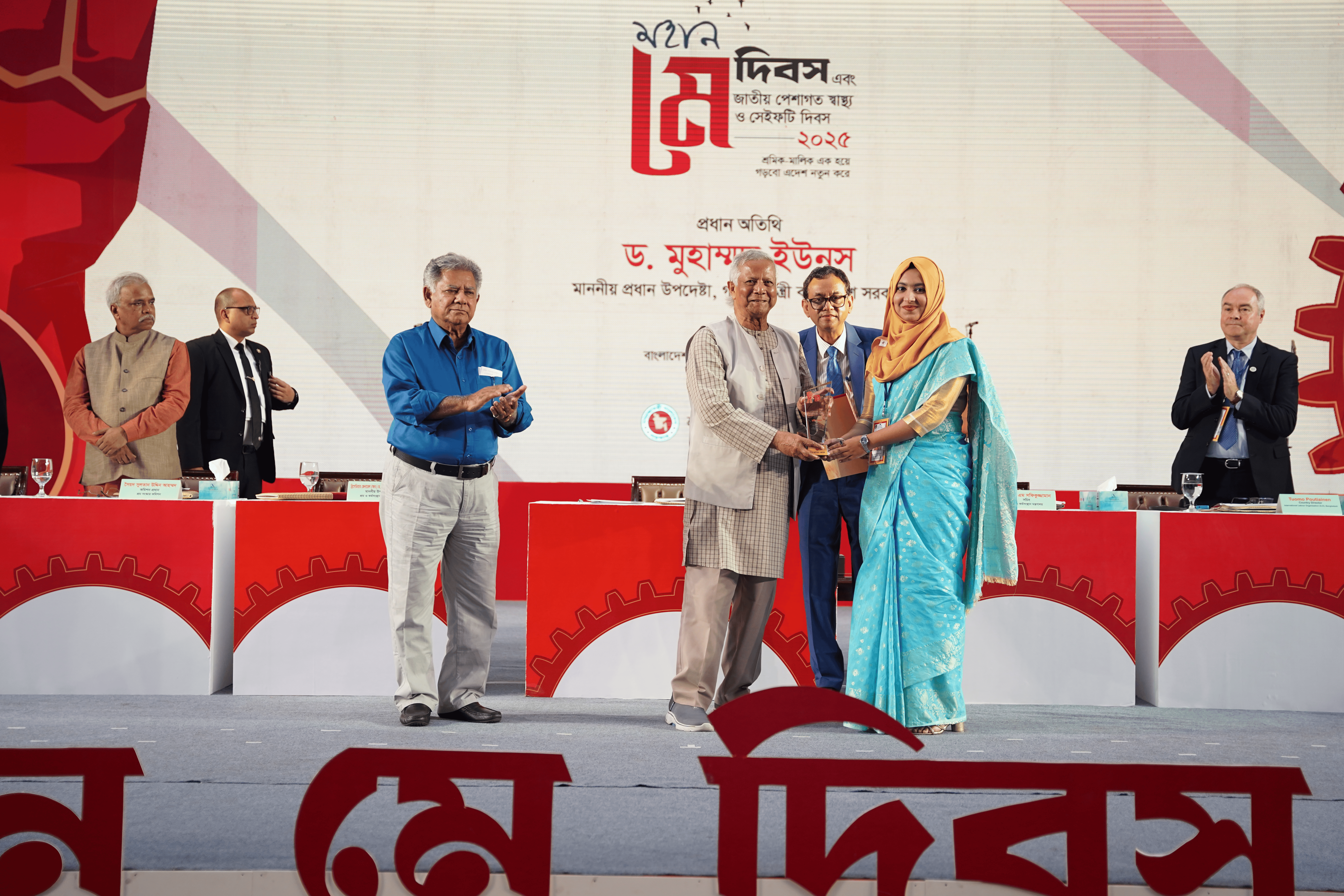 মাননীয় প্রধান উপদেষ্টা কর্তৃক ‘মহান মে দিবস’ এবং ‘জাতীয় পেশাগত স্বাস্থ্য ও সেইফটি দিবস ২০২৫’ উপলক্ষ্যে শ্রমিক ও শ্রমিকের পরিবারের সদস্যদের চিকিৎসা ও শ্রমিকের সন্তানদের উচ্চশিক্ষার জন্য আর্থিক সহায়তার চেক বিতরণ