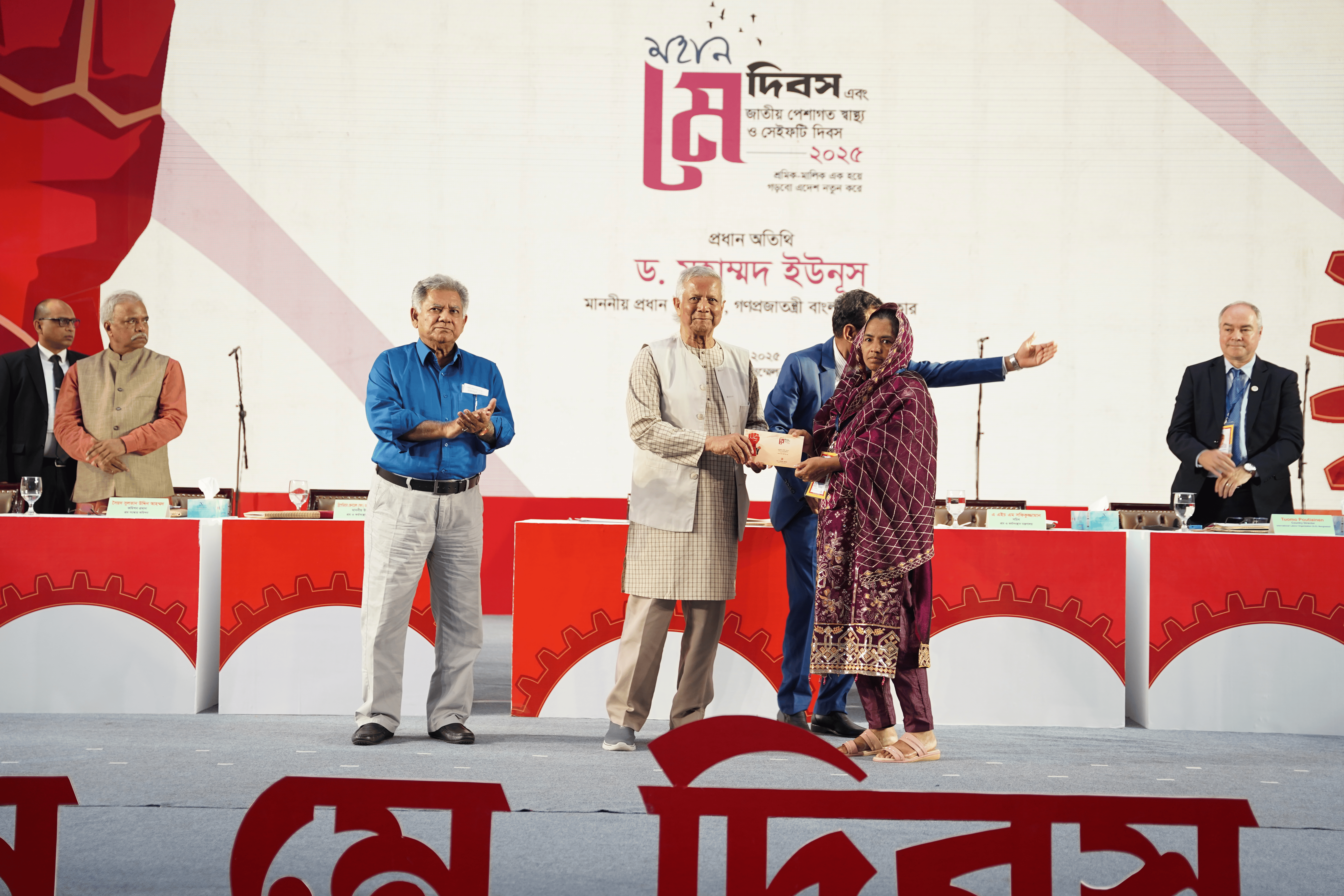 মাননীয় প্রধান উপদেষ্টা কর্তৃক ‘মহান মে দিবস’ এবং ‘জাতীয় পেশাগত স্বাস্থ্য ও সেইফটি দিবস ২০২৫’ উপলক্ষ্যে শ্রমিক ও শ্রমিকের পরিবারের সদস্যদের চিকিৎসা ও শ্রমিকের সন্তানদের উচ্চশিক্ষার জন্য আর্থিক সহায়তার চেক বিতরণ