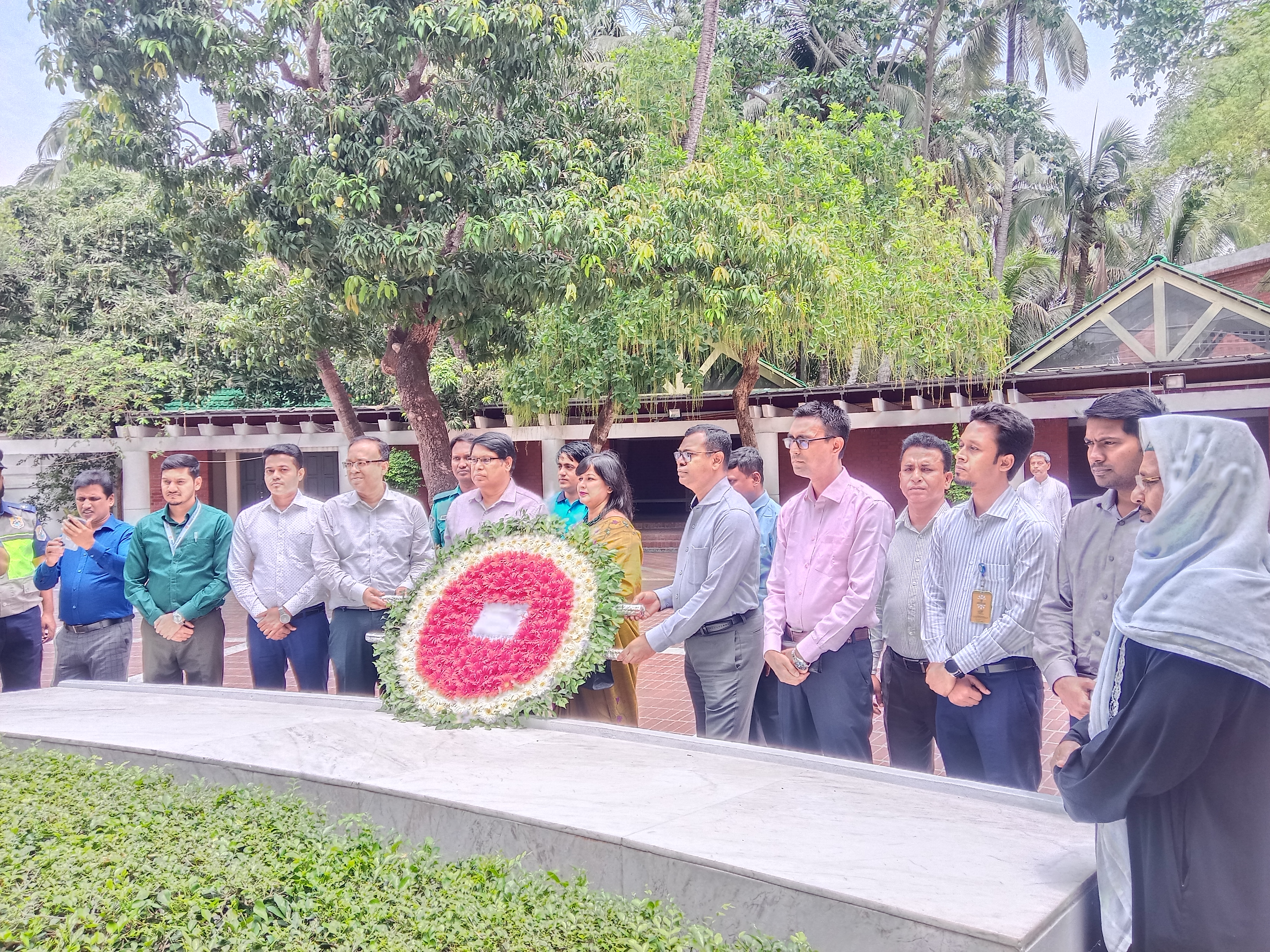 সংস্কৃতি বিষয়ক মন্ত্রণালয়ের সম্মানিত সচিব মহোদয়ের জাতির পিতার সমাধিতে শুদ্ধা নিবেদন।