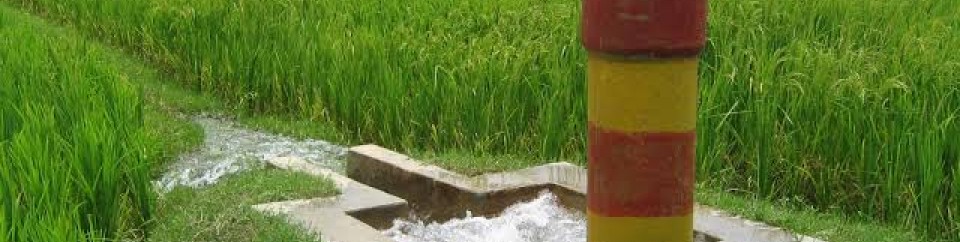 পাইপ লাইনের মাধ্যমে ফসলের জমিতে সেচ প্রদান।