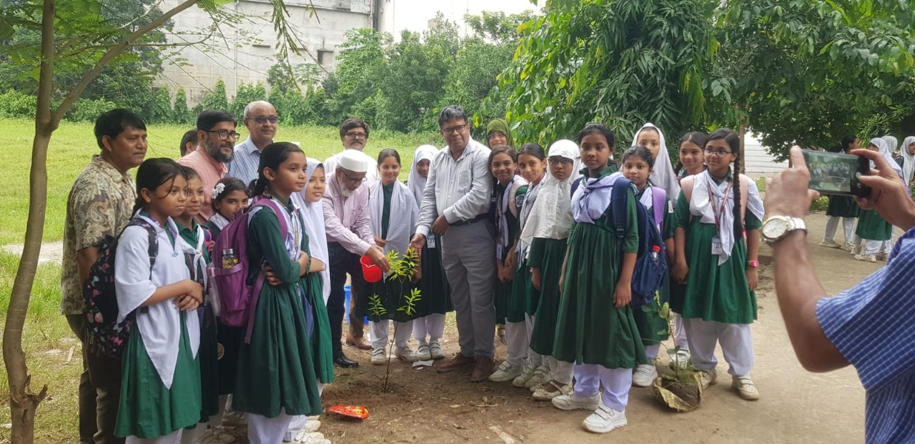 তারুণ্যের উৎসব -২০২৫ অনুষ্ঠানের অংশ হিসেবে বাংলাদেশ মিউনিসিপল ডেভেলপমেন্ট ফান্ড (বিএমডিএফ) কর্তৃক মিরপুরের কয়েকটি সরকারি বিদ্যালয়ে বৃক্ষ রোপন করা হয়। এতে বিএমডিএফ এর ব্যবস্থাপনা পরিচালক (অতিরিক্ত দায়িত্ব) জনাব মোঃ খলিলুর রহমান, যুগ্মসচিব, স্থানীয় সরকার বিভাগ ছাড়াও উপস্থিত ছিলেন সংশ্লিষ্ট বিদ্যালয়গুলোর প্রধান শিক্ষক,অন্যান্য শিক্ষকগণ,ছাত্র-ছাত্রীবৃন্দ বিএমডিএফ এর কর্মকর্তাগণ