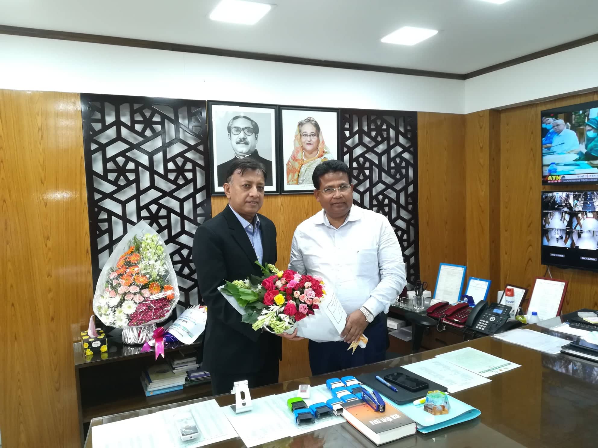 সদ্য বিদায়ী চেয়ারম্যান মহোদয়ের সাথে