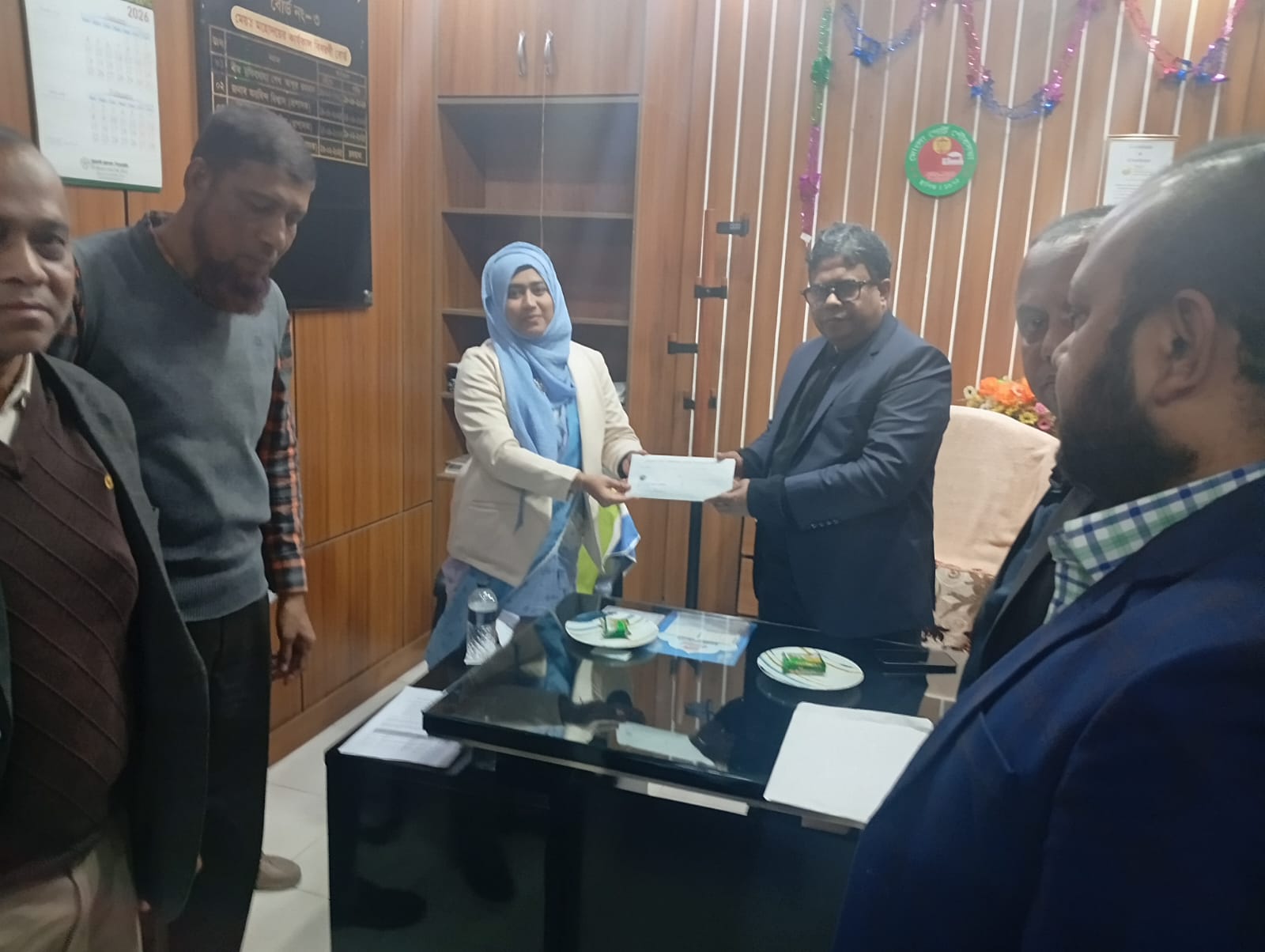 মোংলা পোট পৌরসভার প্রশাসক মহোদয়ের নিকট থেকে ঋণের কিস্তির চেক গ্রহণ করছেন বিএমডিএফ-এর ব্যবস্থাপনা পরিচালক।
