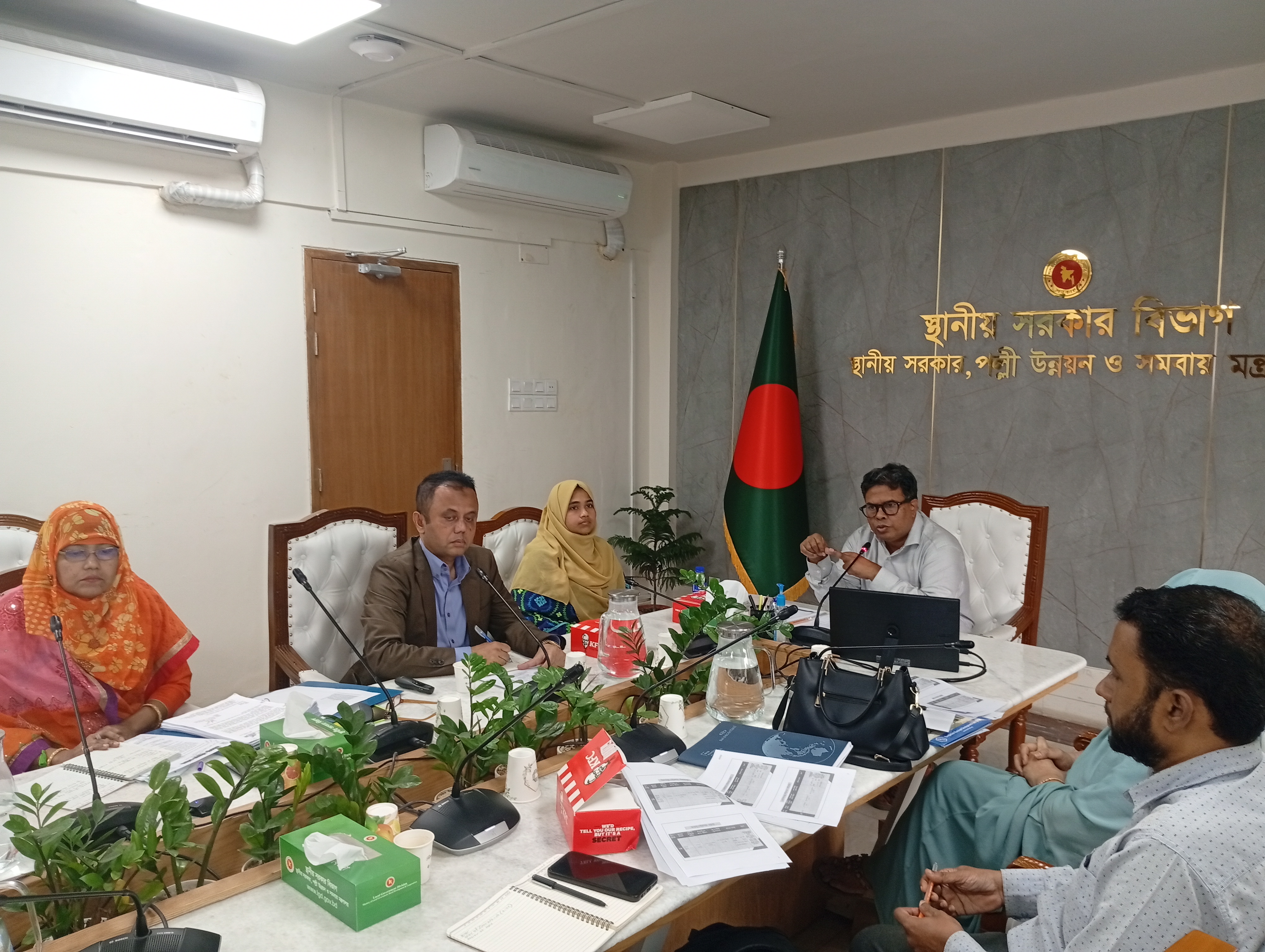 ২০টি ঋণ খেলাপী পৌরসভার প্রতিনিধিদেরকে নিয়ে স্থানীয় সরকার বিভাগে অনুষ্ঠিত সভার ছবি।