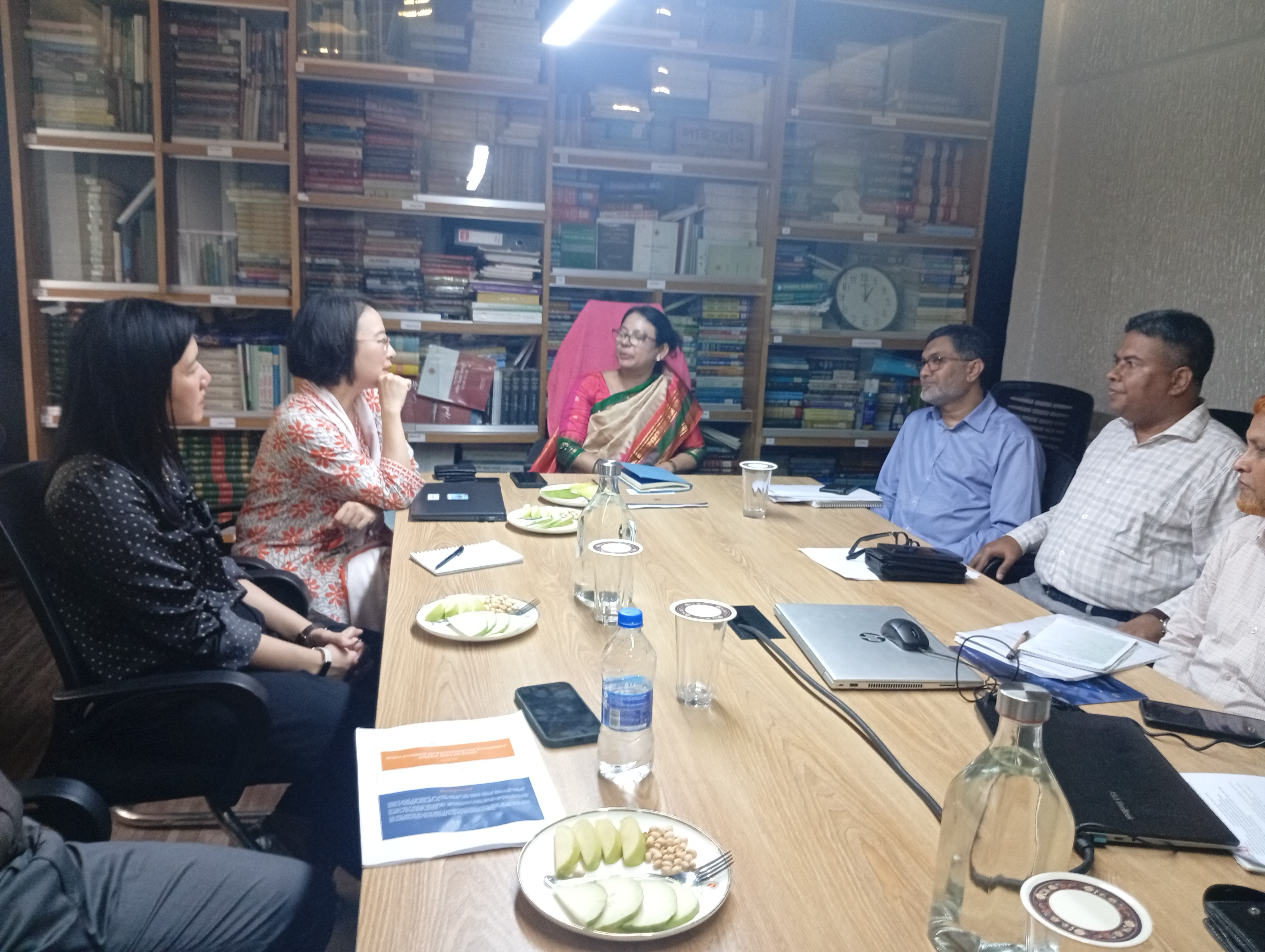 সচিব, আর্থিক প্রতিষ্ঠান বিভাগ, বিশ্বব্যাংক ও বিএমডিএফ-এর মধ্যে সচিবালয়ে অনুষ্ঠিত সভার ছবি।