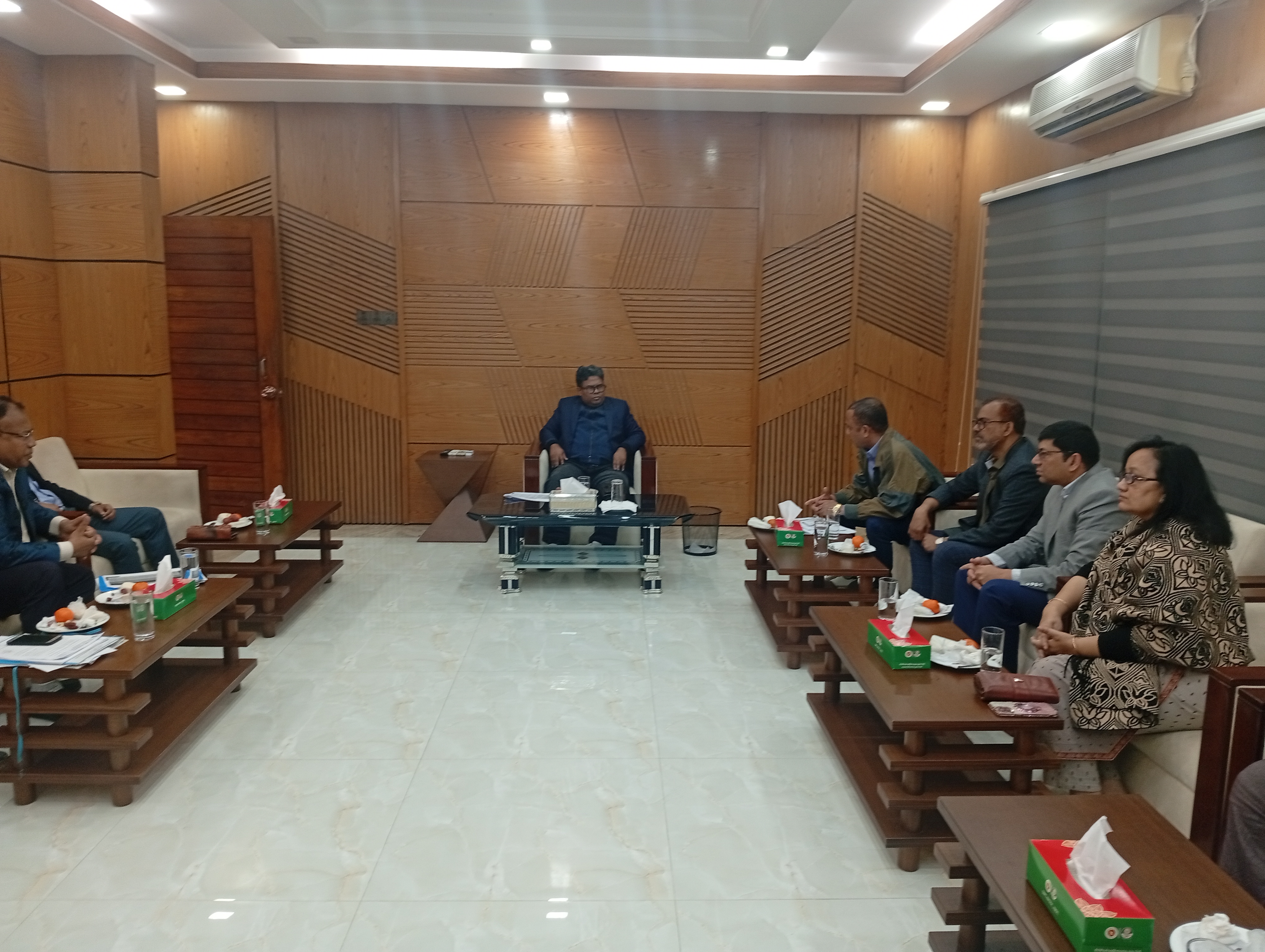 ঋণ আদায় সংক্রান্ত বিষয় এবং নতুন প্রকল্প বাস্তবায়ন নিয়ে খুলনা সিটি কর্পোরেশনের সাথে বাংলাদেশ মিউনিসিপ্যাল ডেভেলপমেন্ট ফান্ড (বিএমডিএফ)-এর এক মতবিনিময় সভা অনুষ্ঠিত হয়।