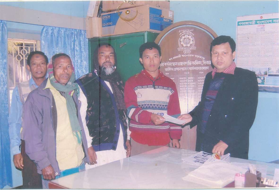 দিনাজপুর জেলা কমসংস্থান ও জনশক্তি অফিসের সহকারী পরিরচালক কতৃক লাশ পিরবহন ও দাফন মৃত আনসার আলীর পরিবারকে ৩৫০০০টাকার চেক প্রদান।