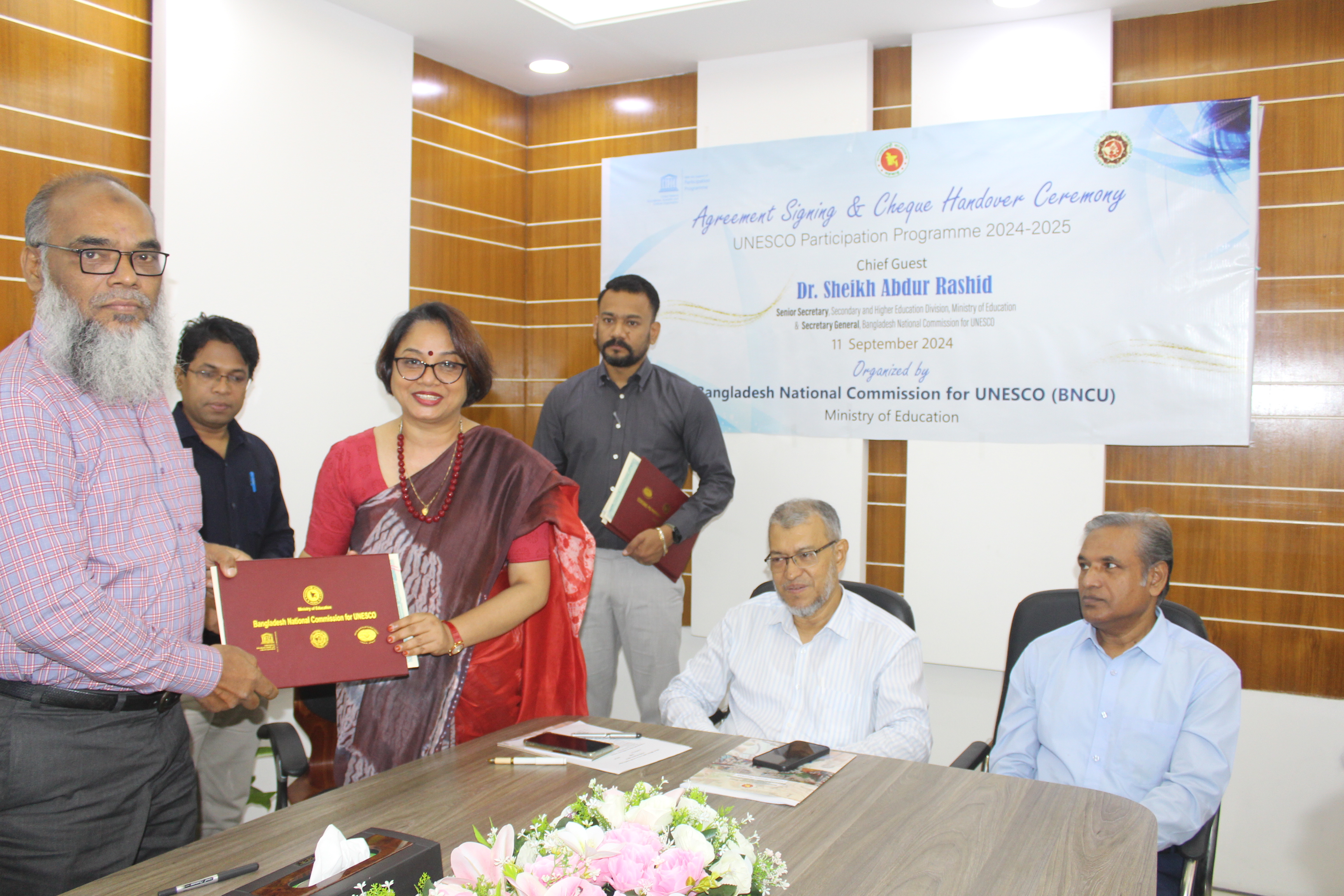 চেক প্রদান