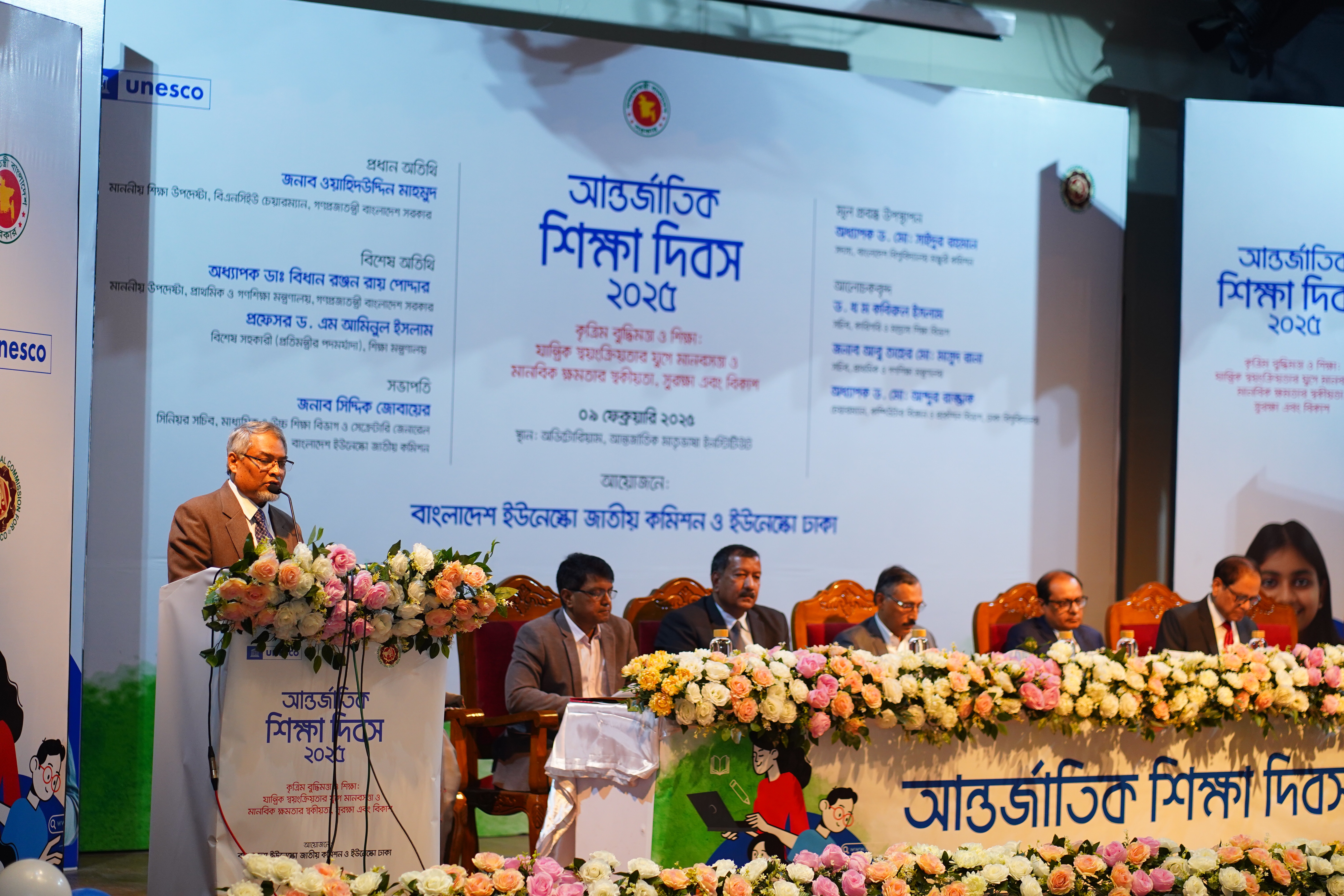 মুখ্য আলোচক