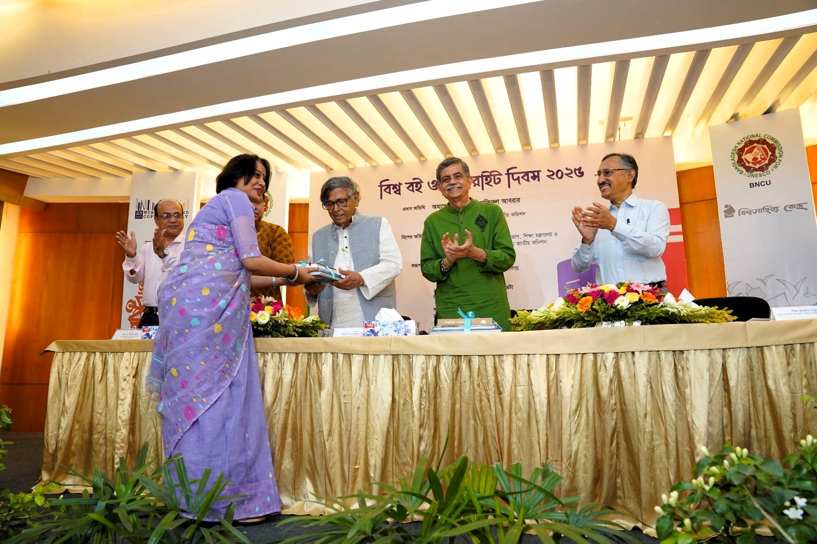 পুরষ্কার হিসেবে বই প্রদান-২