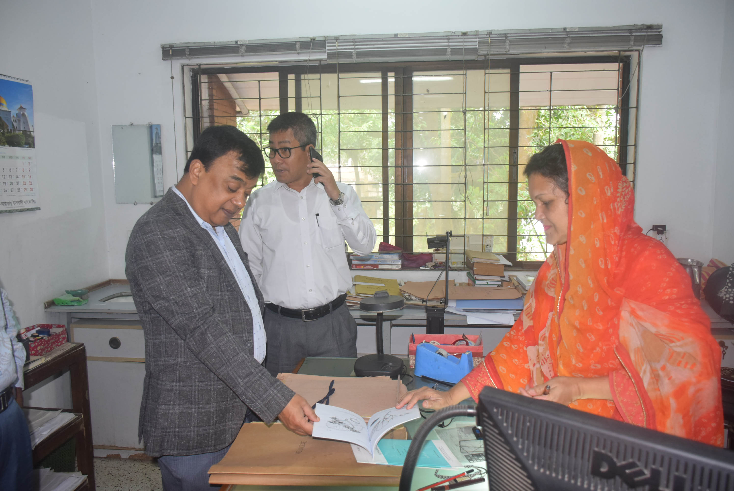 প্রধান অতিথি জনাব আলমগীর মুহম্মদ মনসুরউল আলম, অতি: সচিব, পরিবেশ, বন ও জলবায়ু পরিবর্তন মন্ত্রণালয় ফ্লোরার জন্য প্রস্তুতকৃত ইলাস্ট্রেশন পর্যবেক্ষণ করছেন।