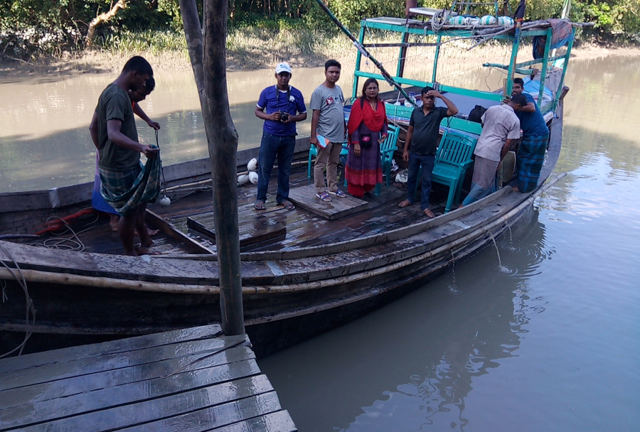 হরিণবাড়িয়া এবং লালদিয়ার চরের উদ্দেশ্যে ট্রলারে প্রারম্ভ যাত্রা